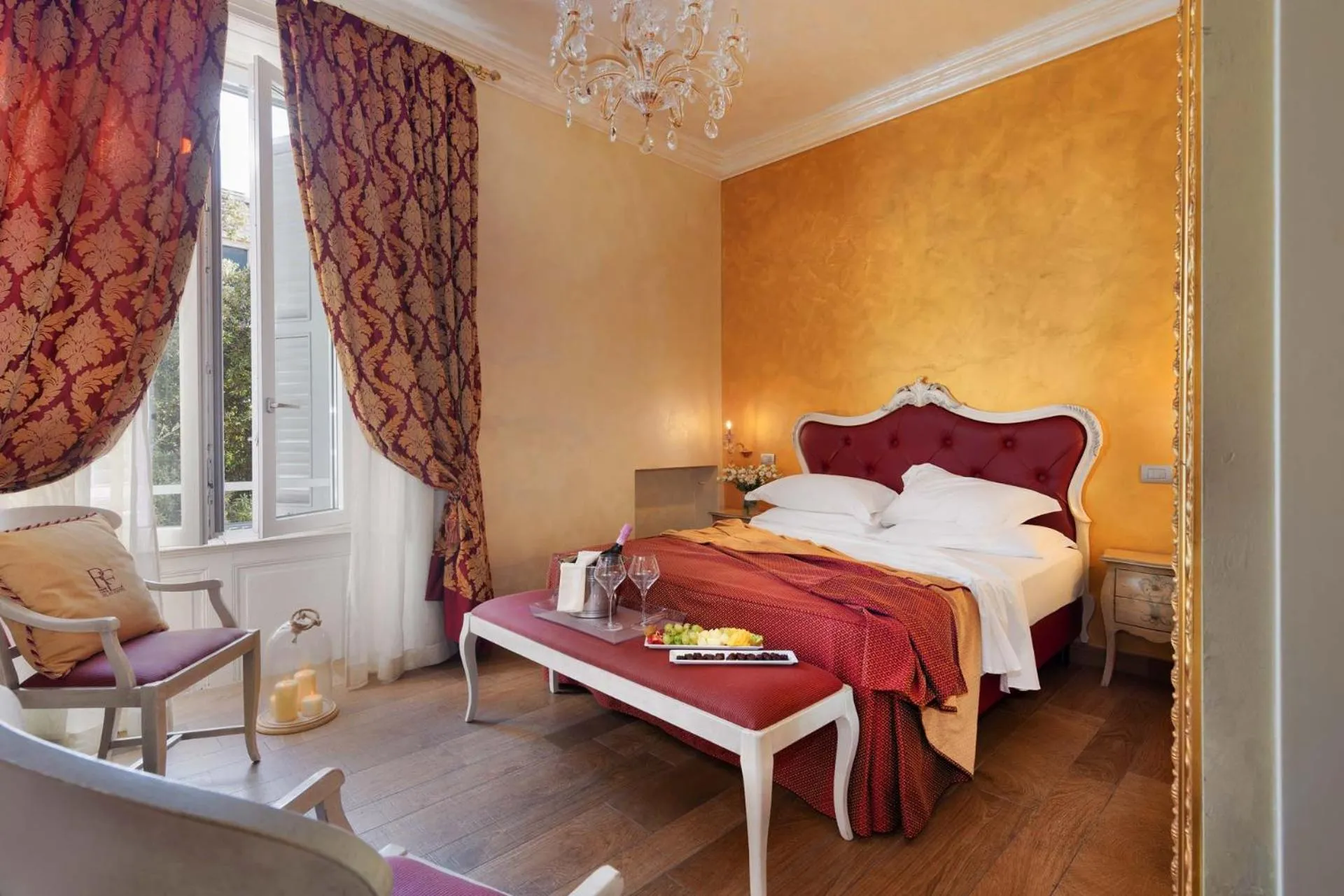Photo of the whole room, Bed in Relais Empire