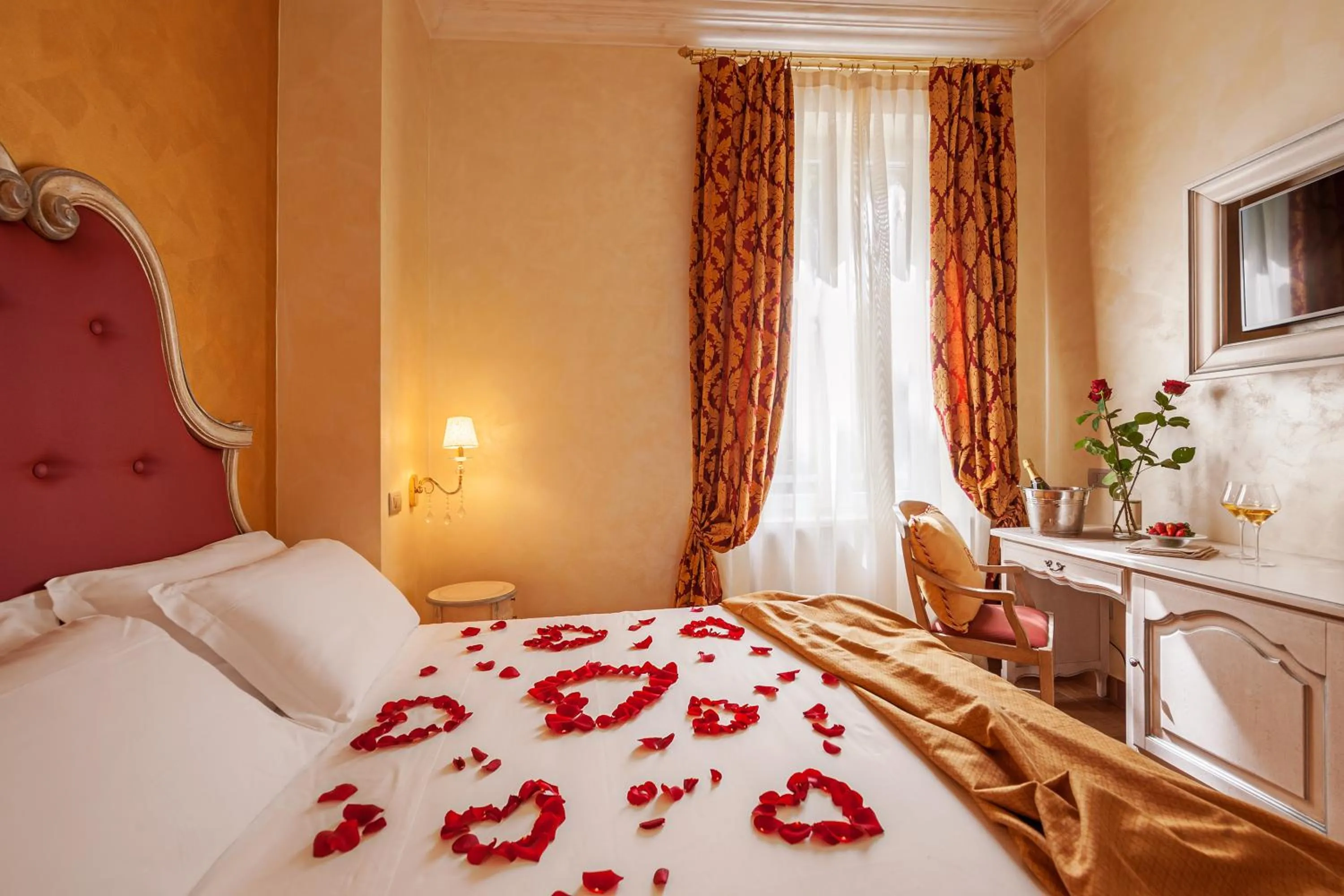 Photo of the whole room, Bed in Relais Empire