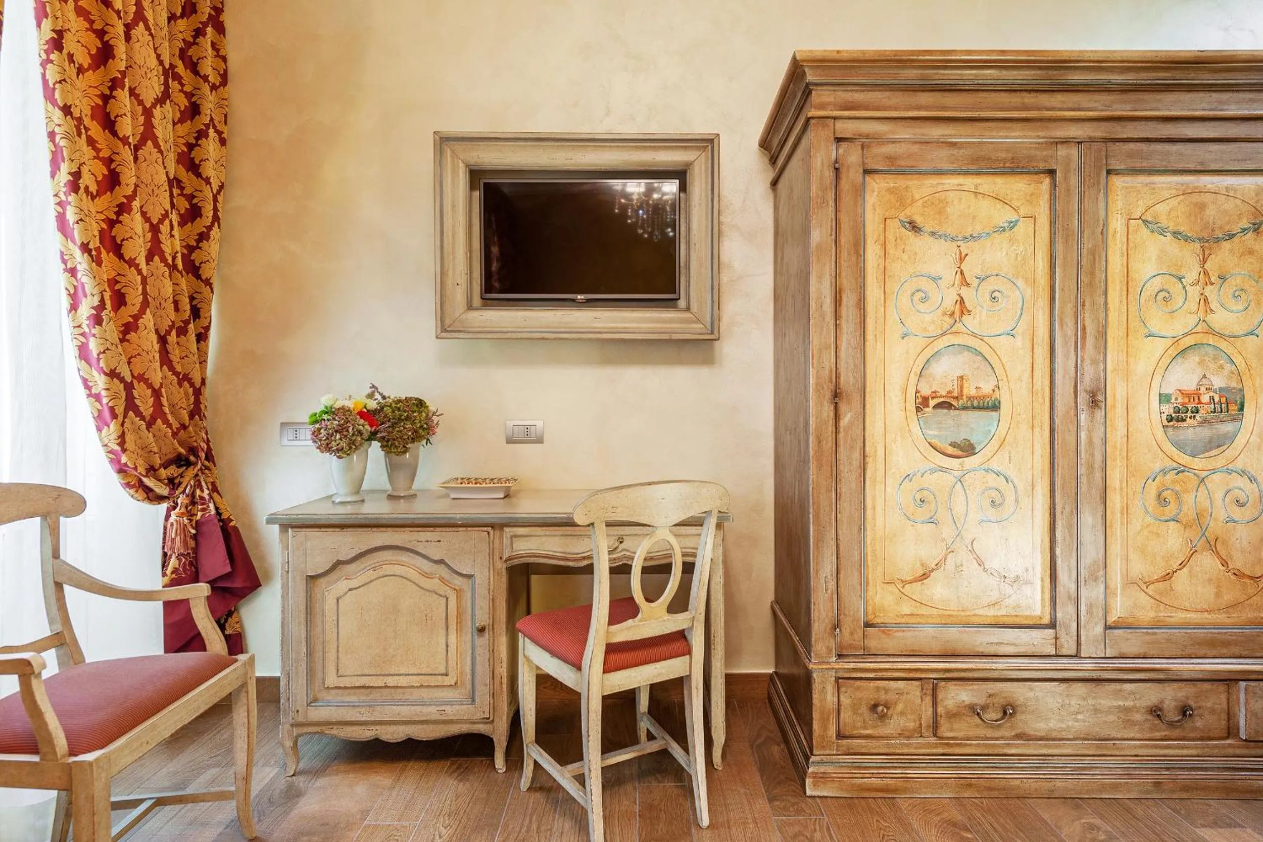 Decorative detail in Relais Empire