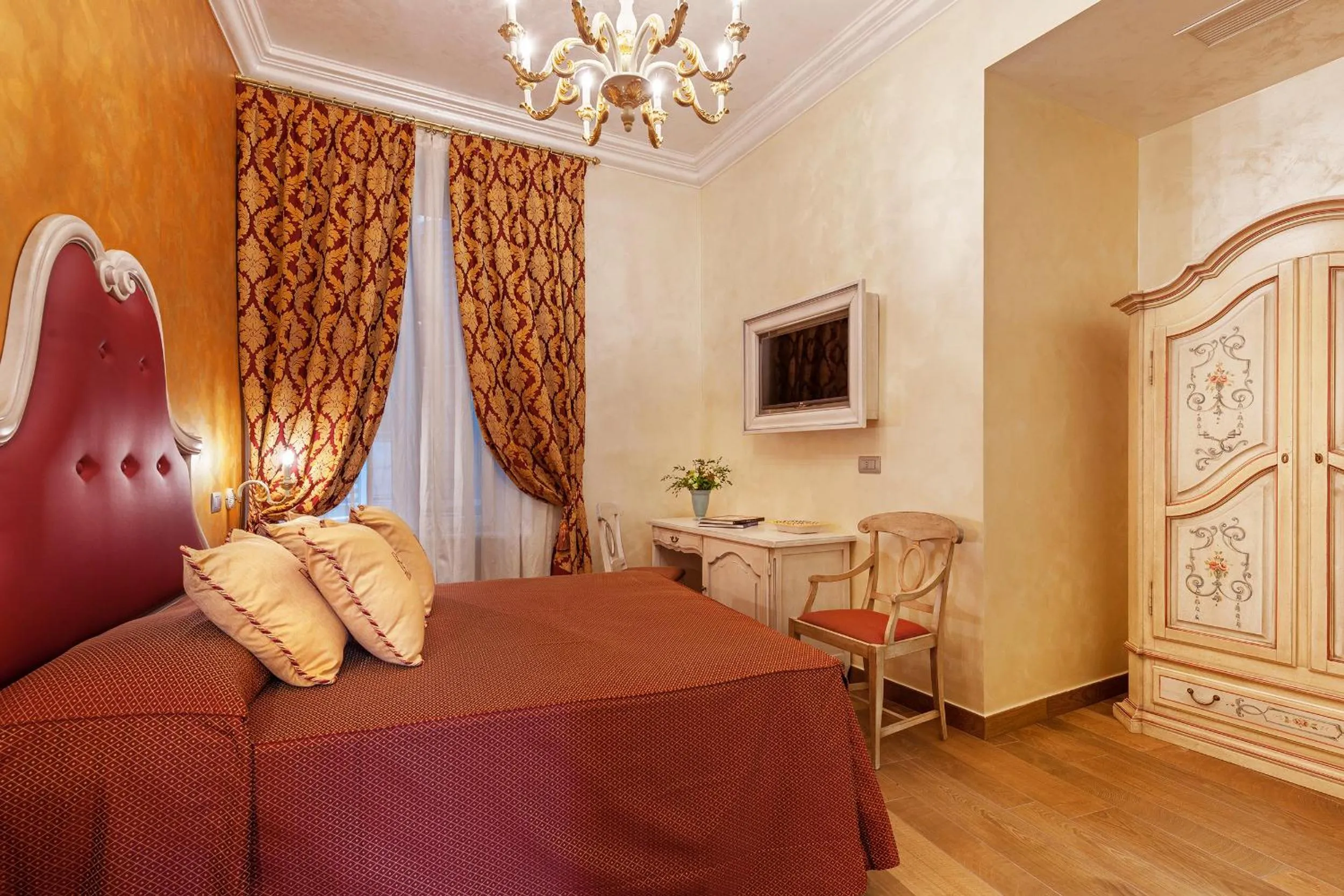 Photo of the whole room, Bed in Relais Empire