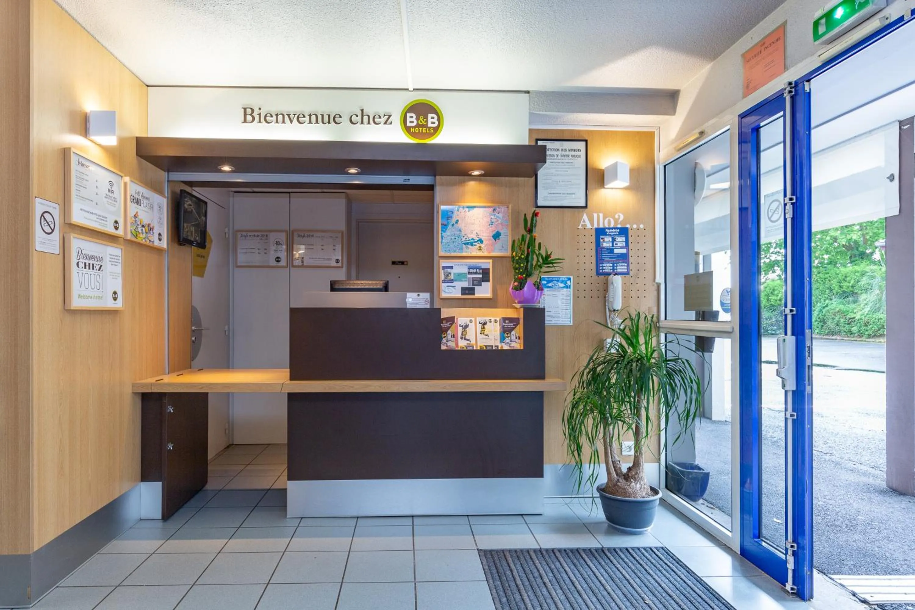 Lobby or reception in B&B HOTEL Bayonne