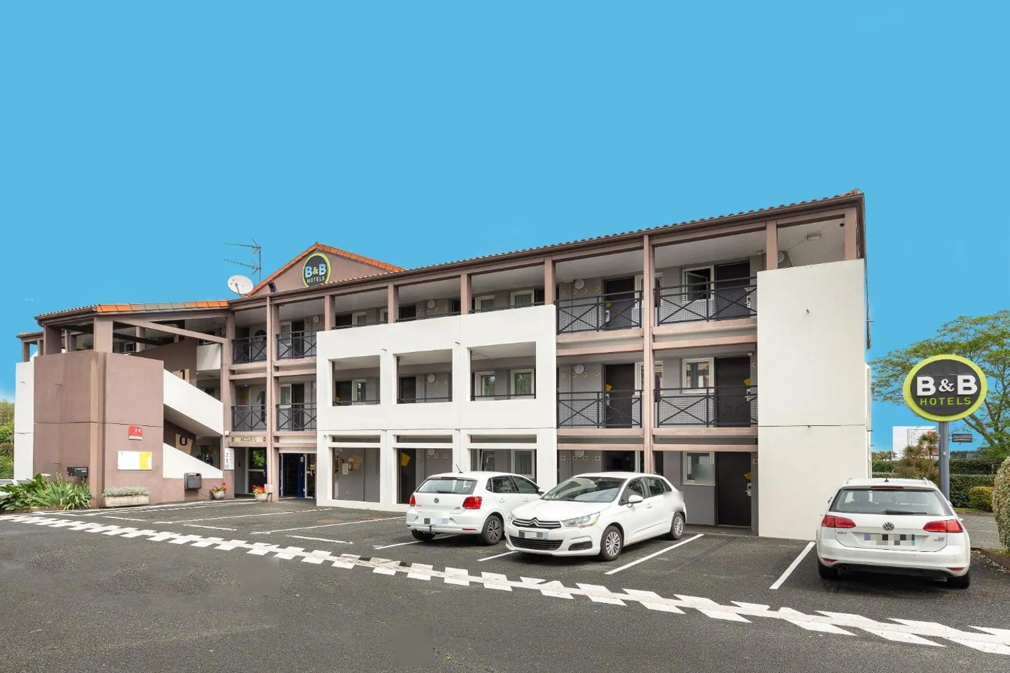 Facade/entrance in B&B HOTEL Bayonne