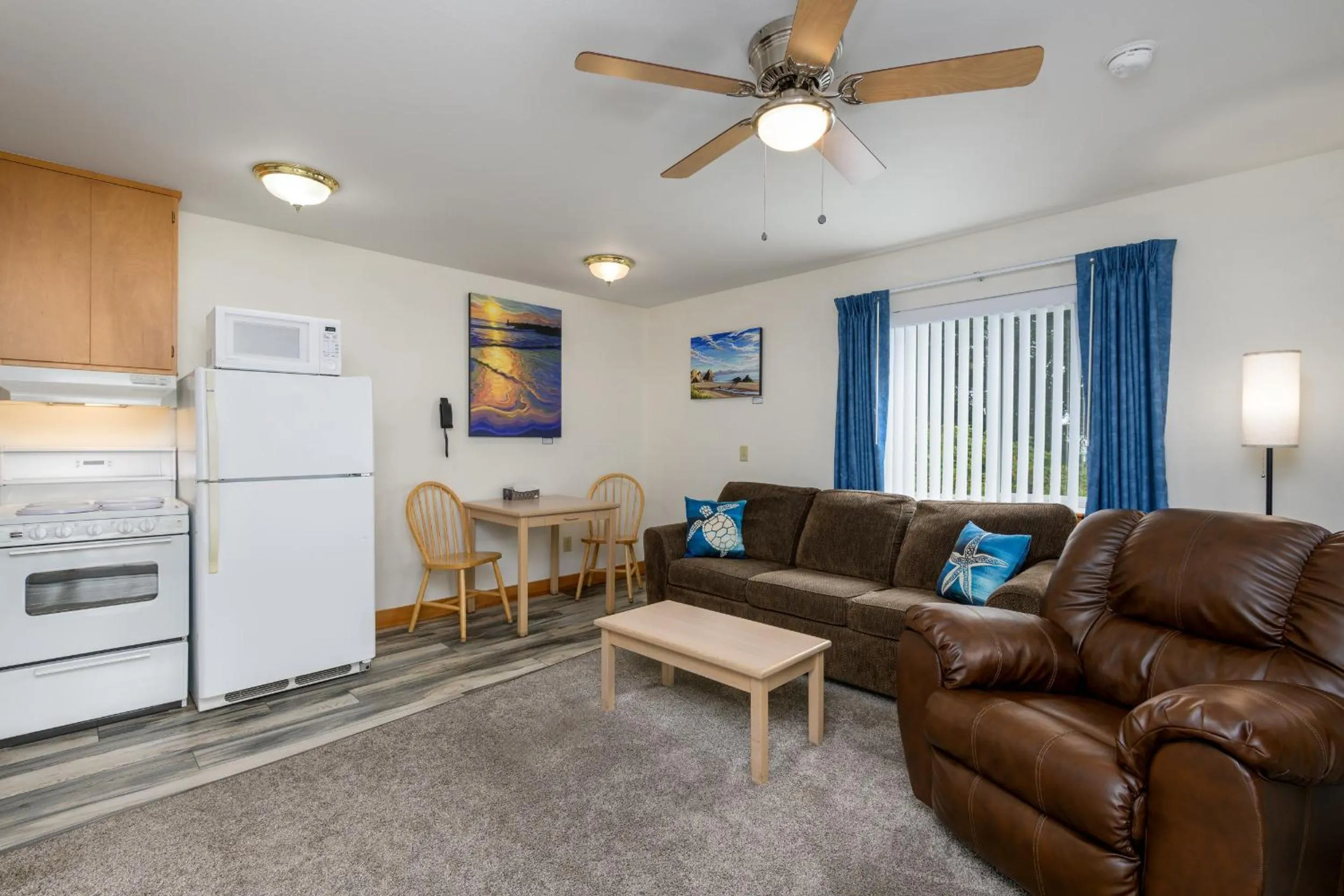 Kitchen or kitchenette in Ocean Suites Motel
