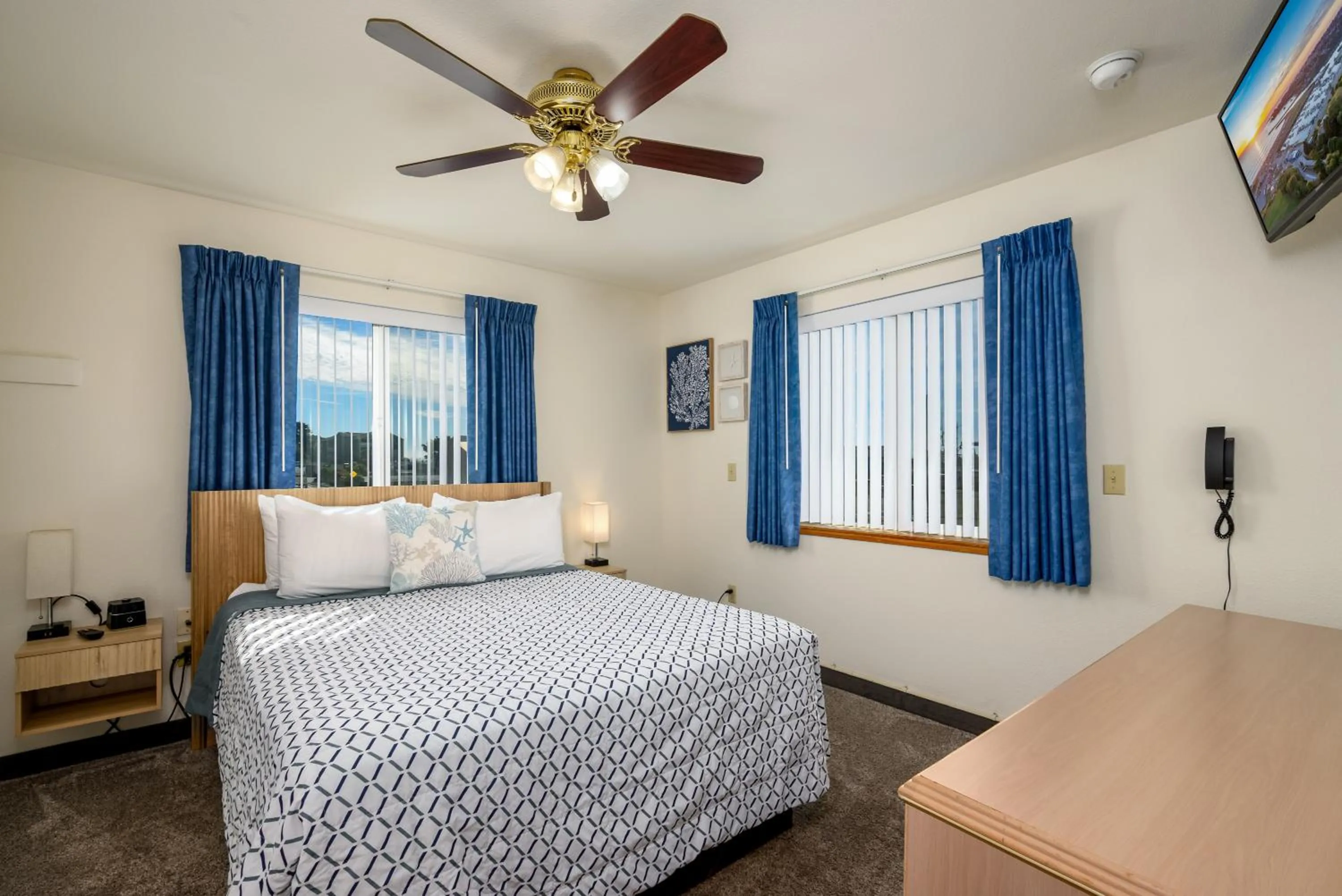 Bedroom, Bed in Ocean Suites Motel