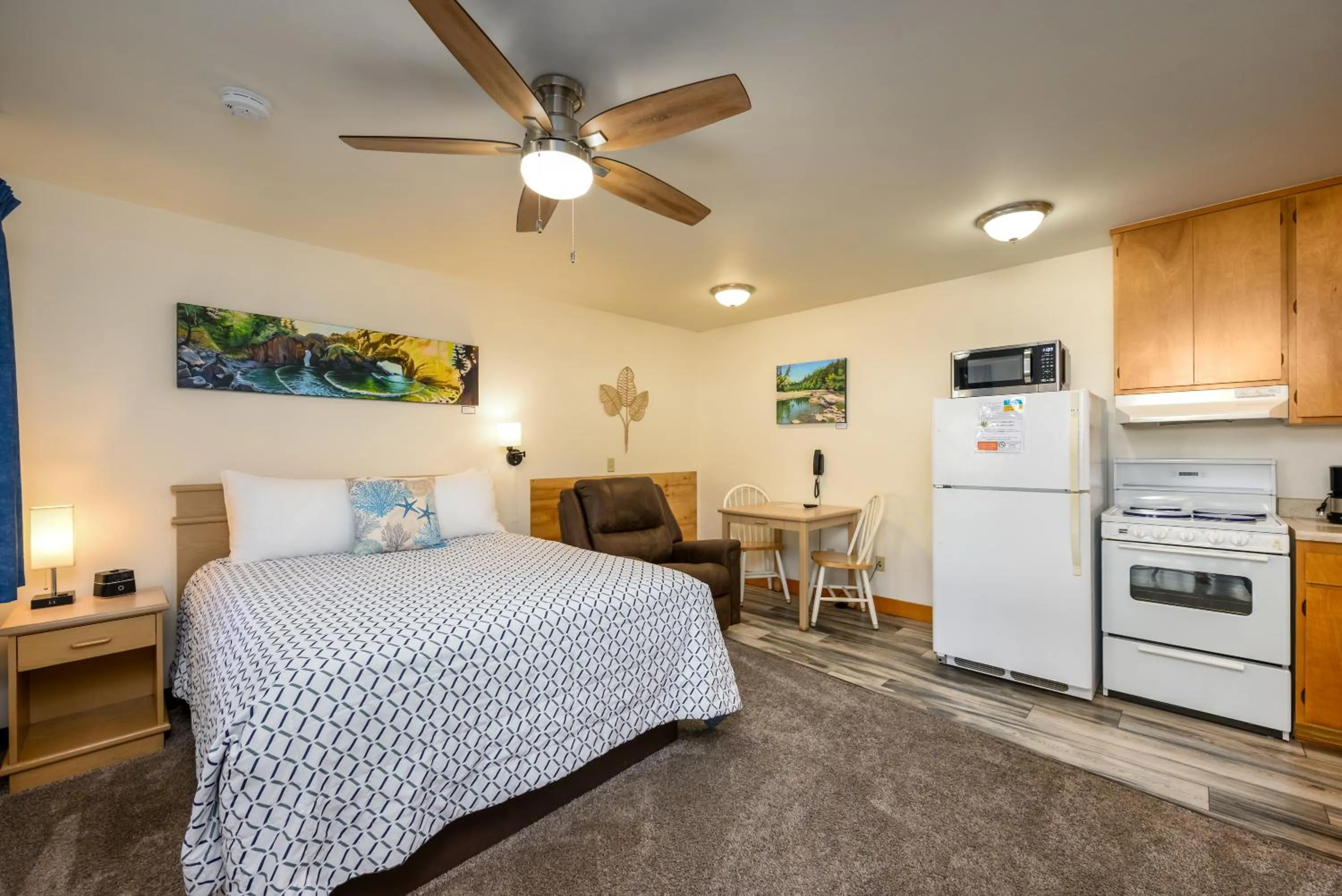 Living room, Bed in Ocean Suites Motel