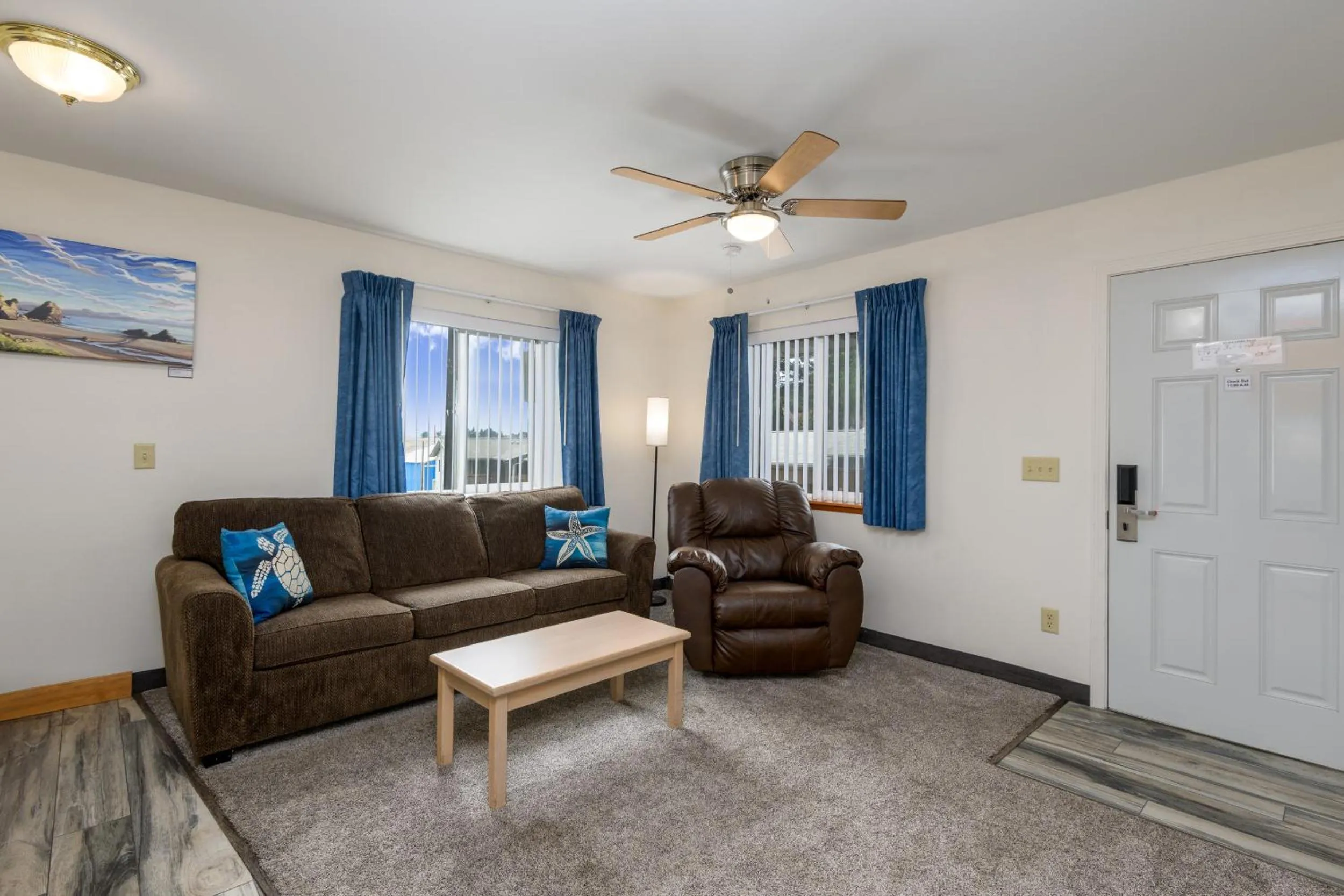 Living room in Ocean Suites Motel