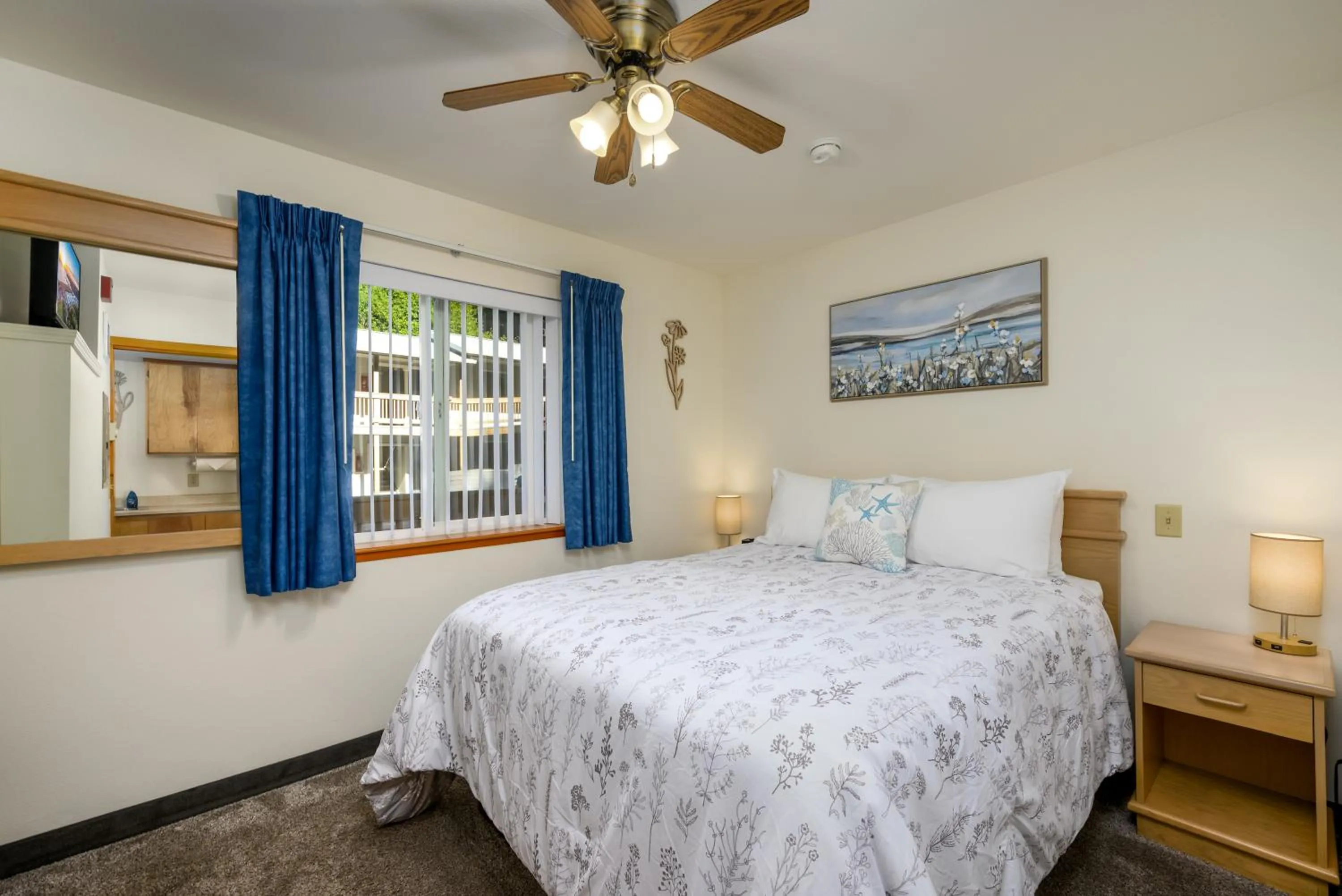 Bedroom, Bed in Ocean Suites Motel