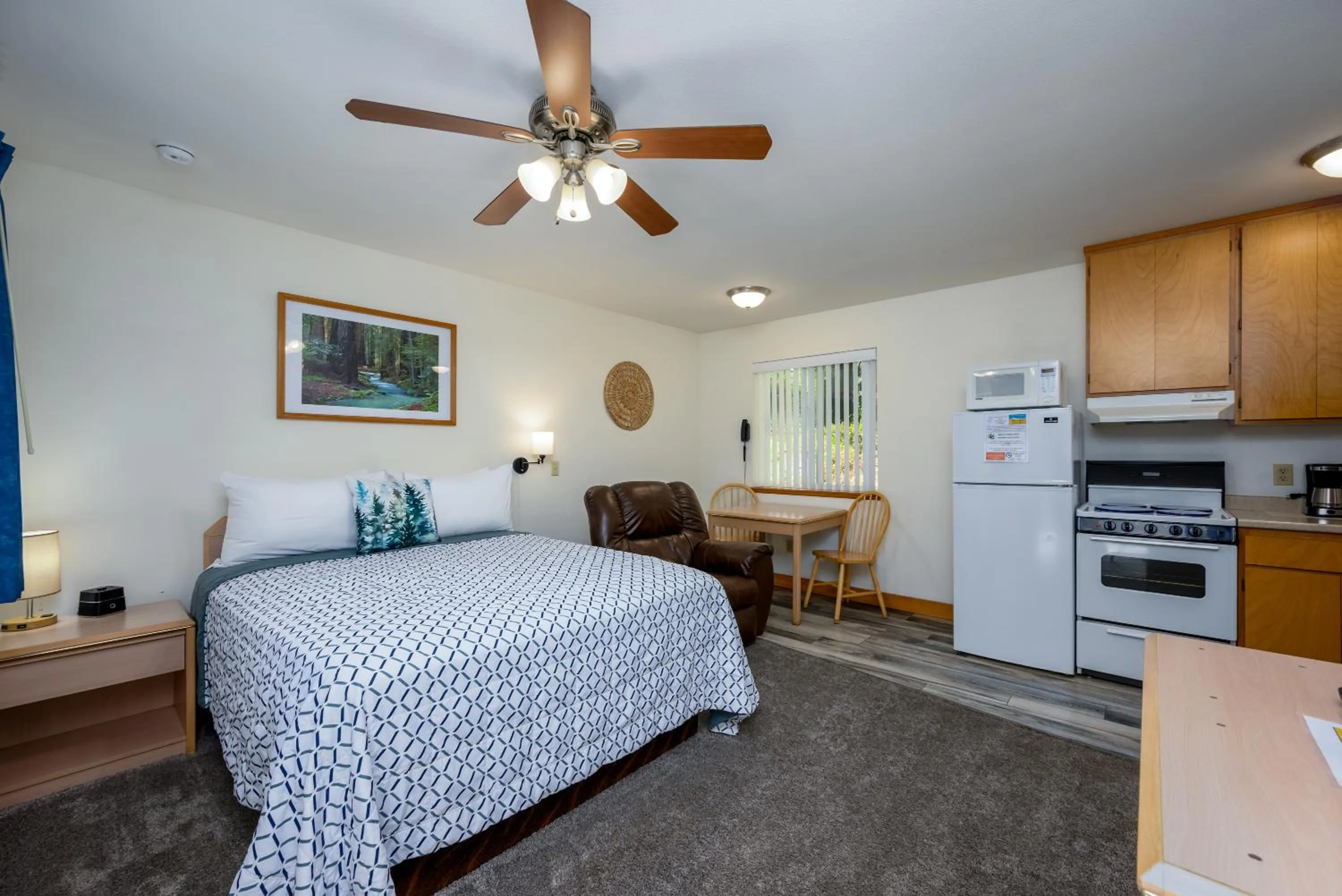 Living room, Bed in Ocean Suites Motel