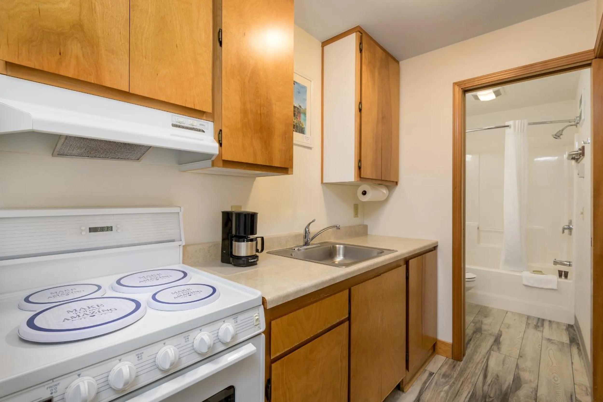 Coffee/tea facilities in Ocean Suites Motel