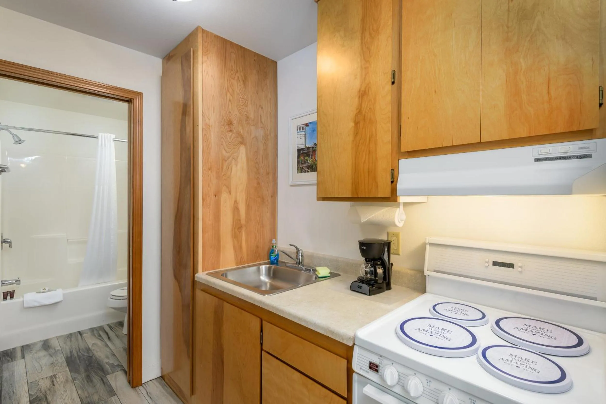 Kitchen or kitchenette in Ocean Suites Motel