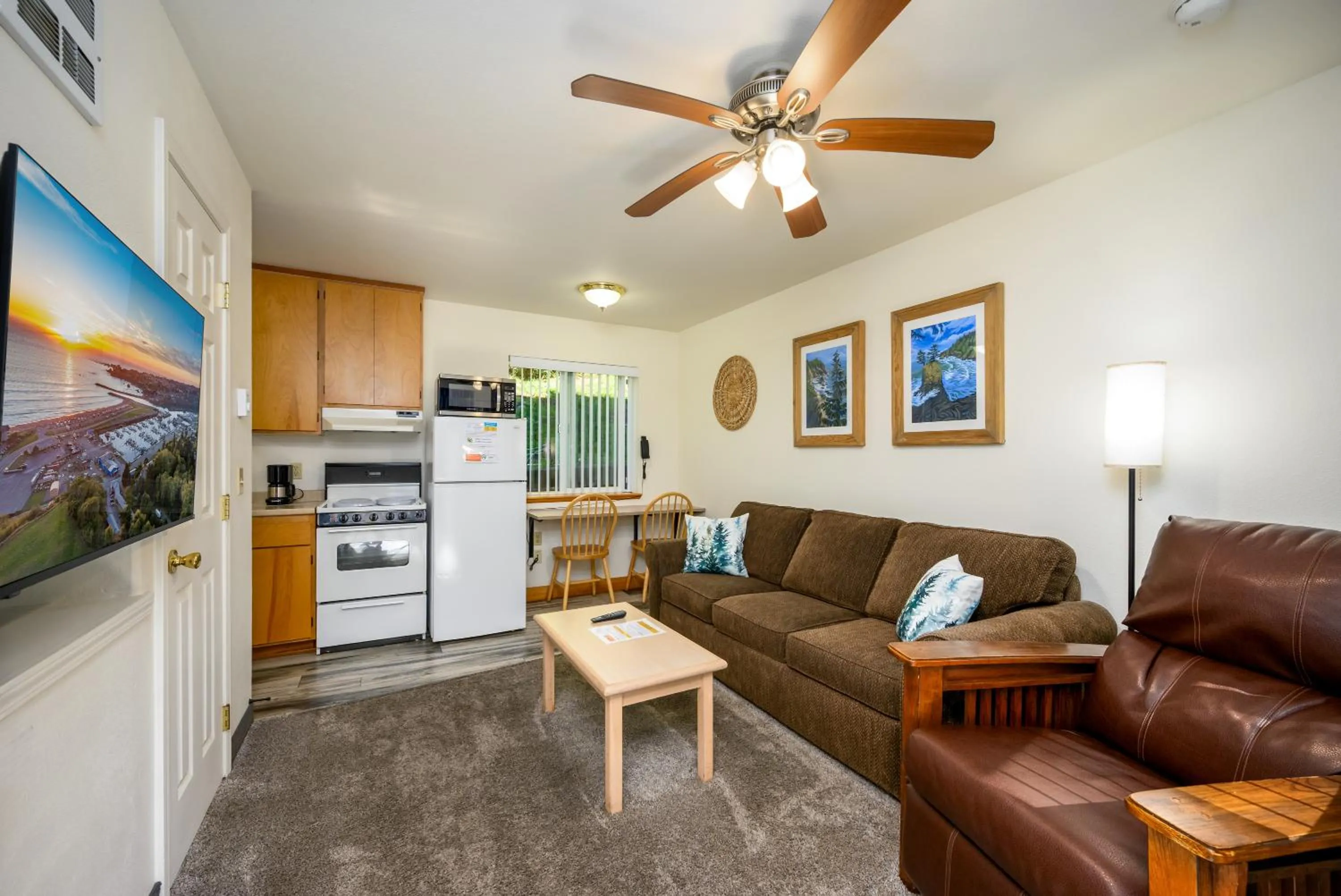 Living room in Ocean Suites Motel