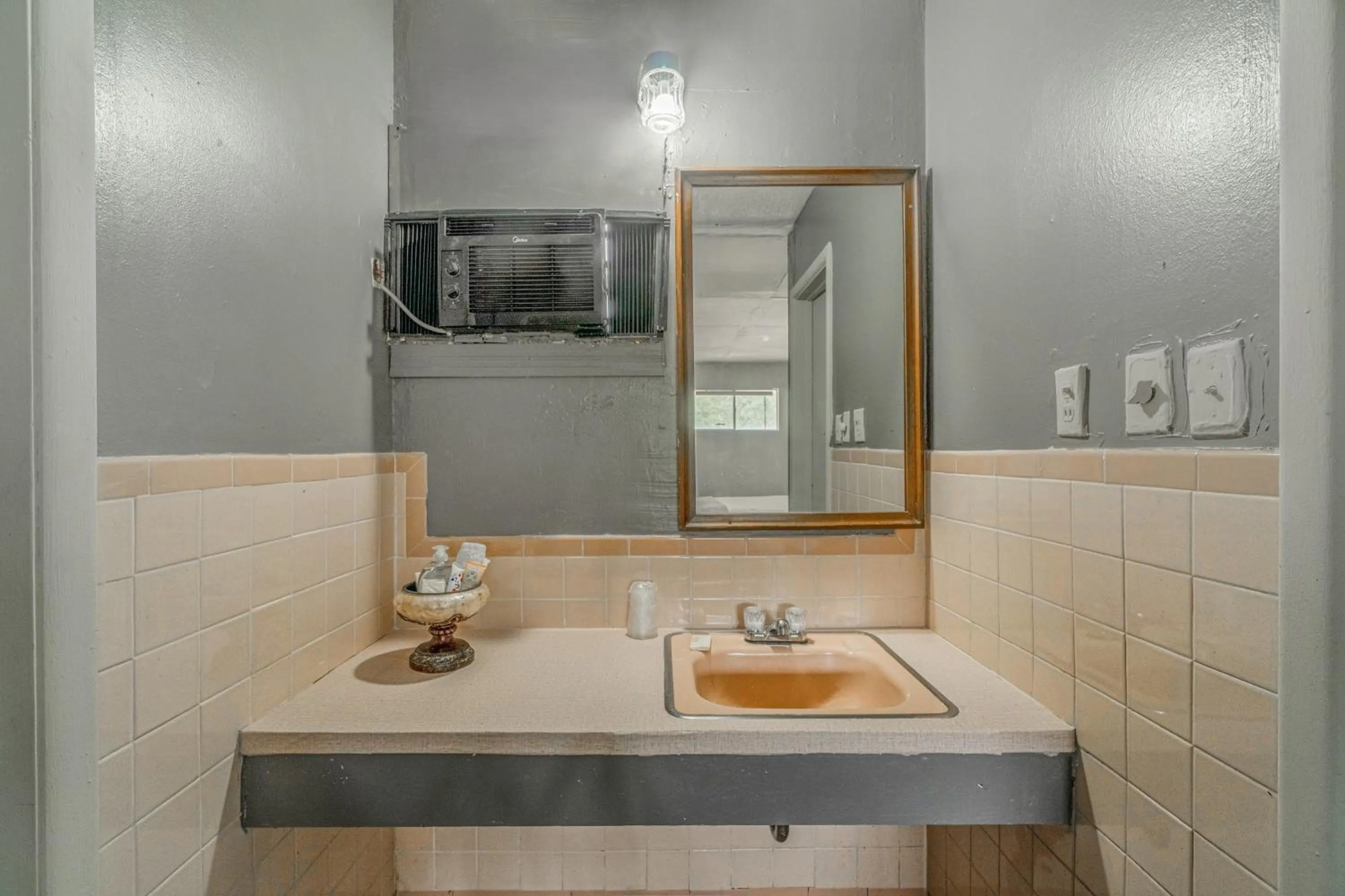 Bathroom in OYO Holiday Capri Motel & Rv Park