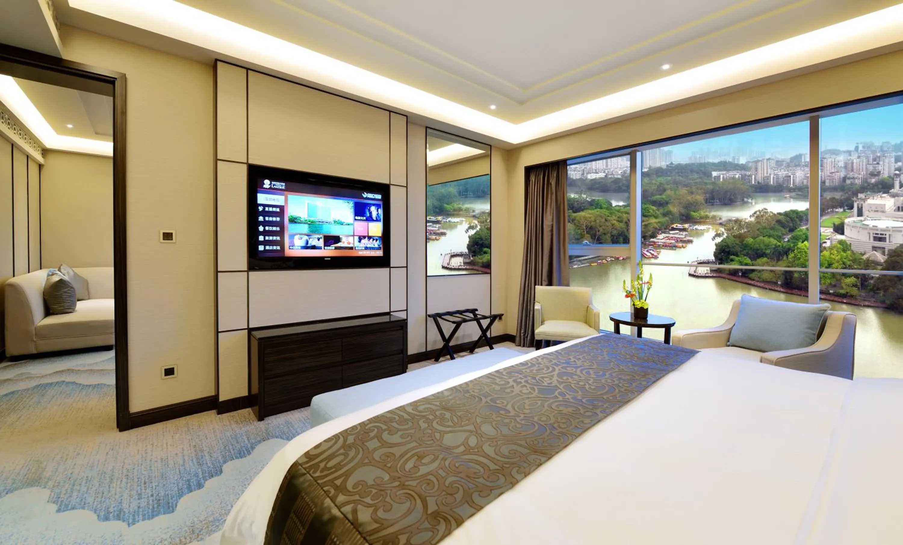 Lake view, Bed in Fuzhou Lakeside Hotel