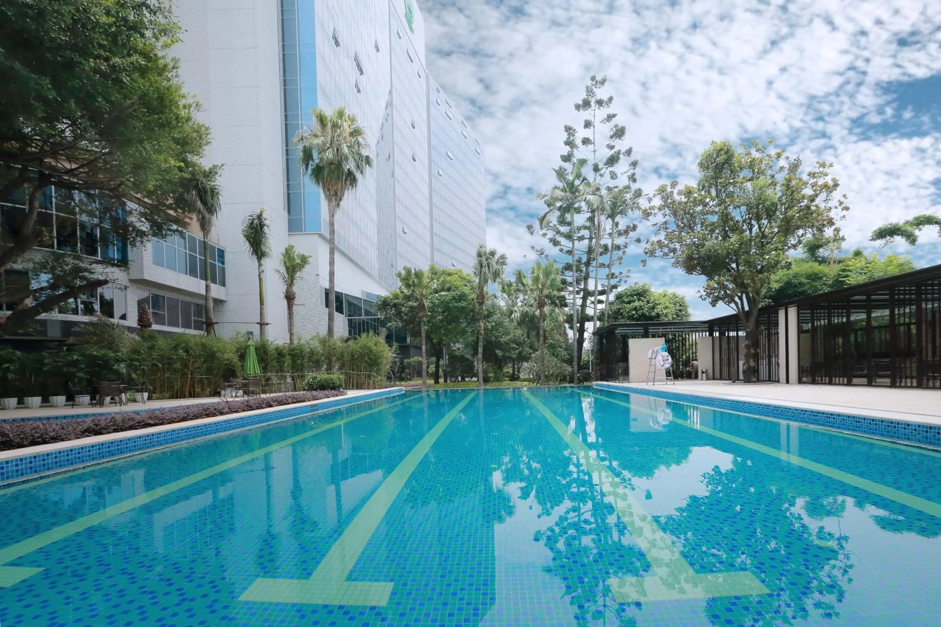 Swimming pool in Fuzhou Lakeside Hotel