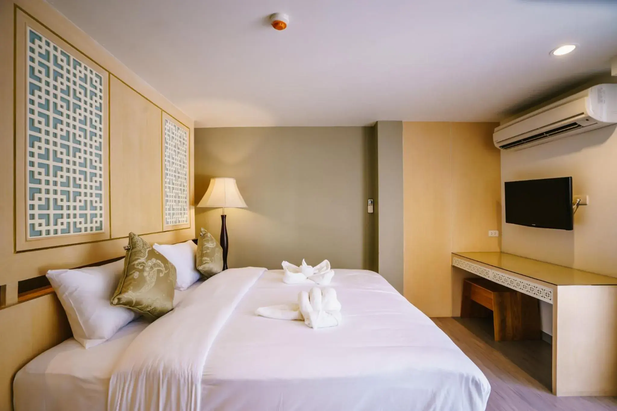 Photo of the whole room, Bed in Moon Dragon Hotel Photo of the whole room, Bed in Moon Dragon Hotel