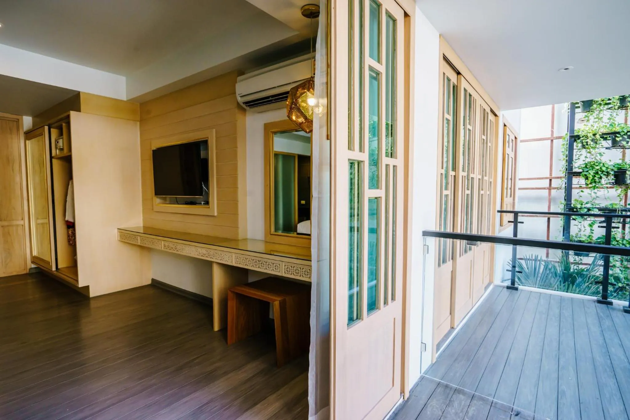 TV and multimedia in Moon Dragon Hotel