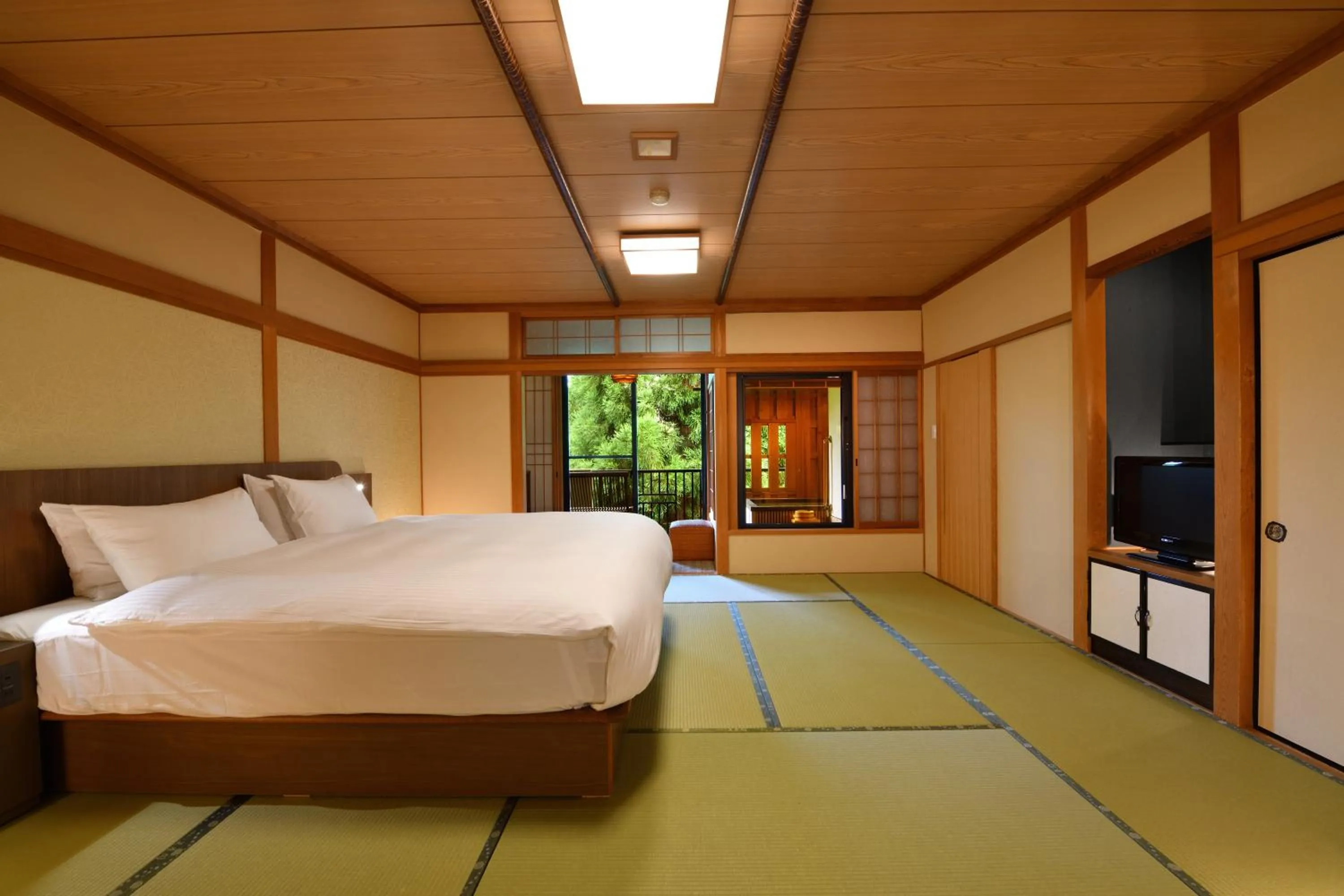Photo of the whole room, Bed in Yunogo Onsen HOTEL YUNOMORI BISYUNKAKU