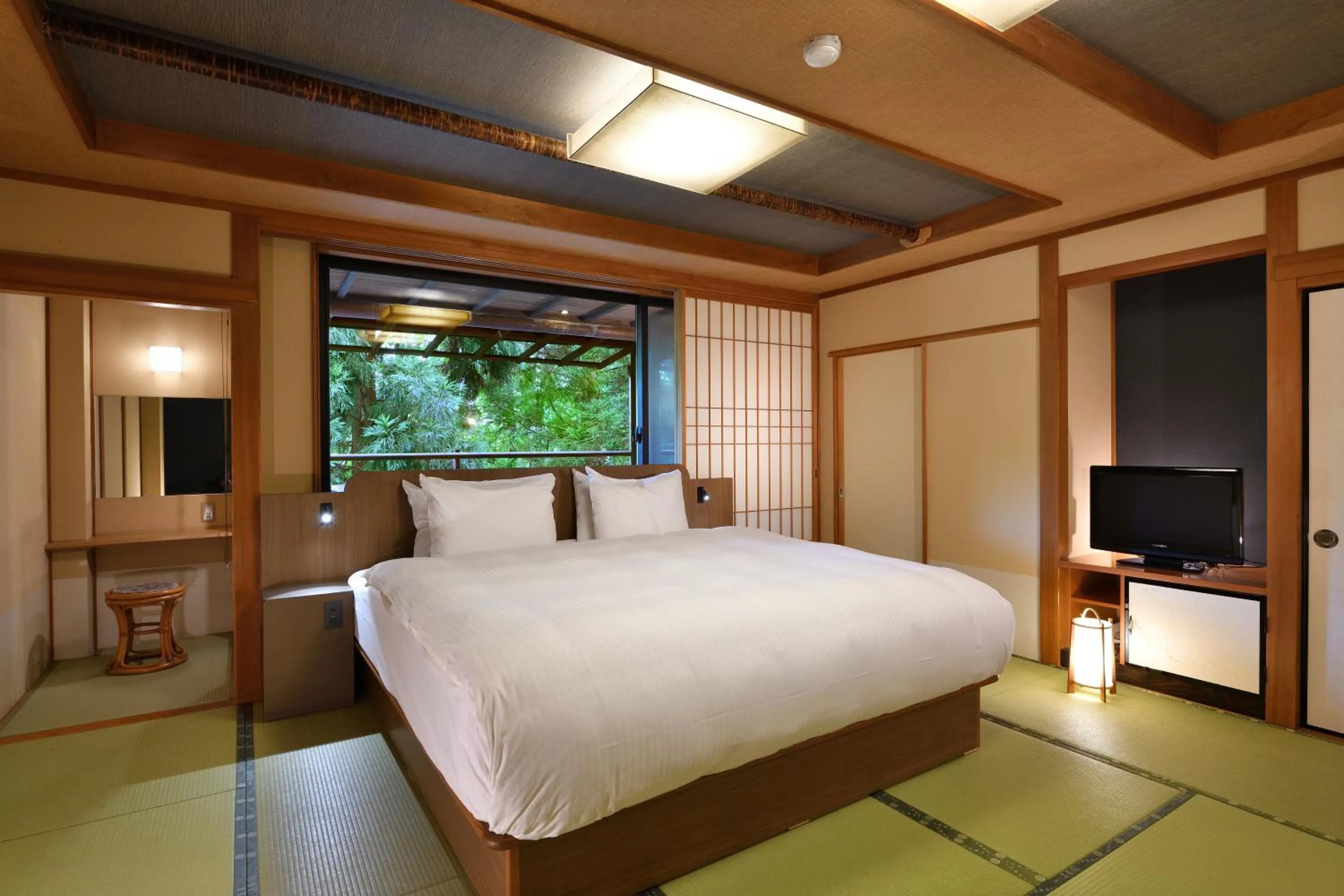 Photo of the whole room, Bed in Yunogo Onsen HOTEL YUNOMORI BISYUNKAKU