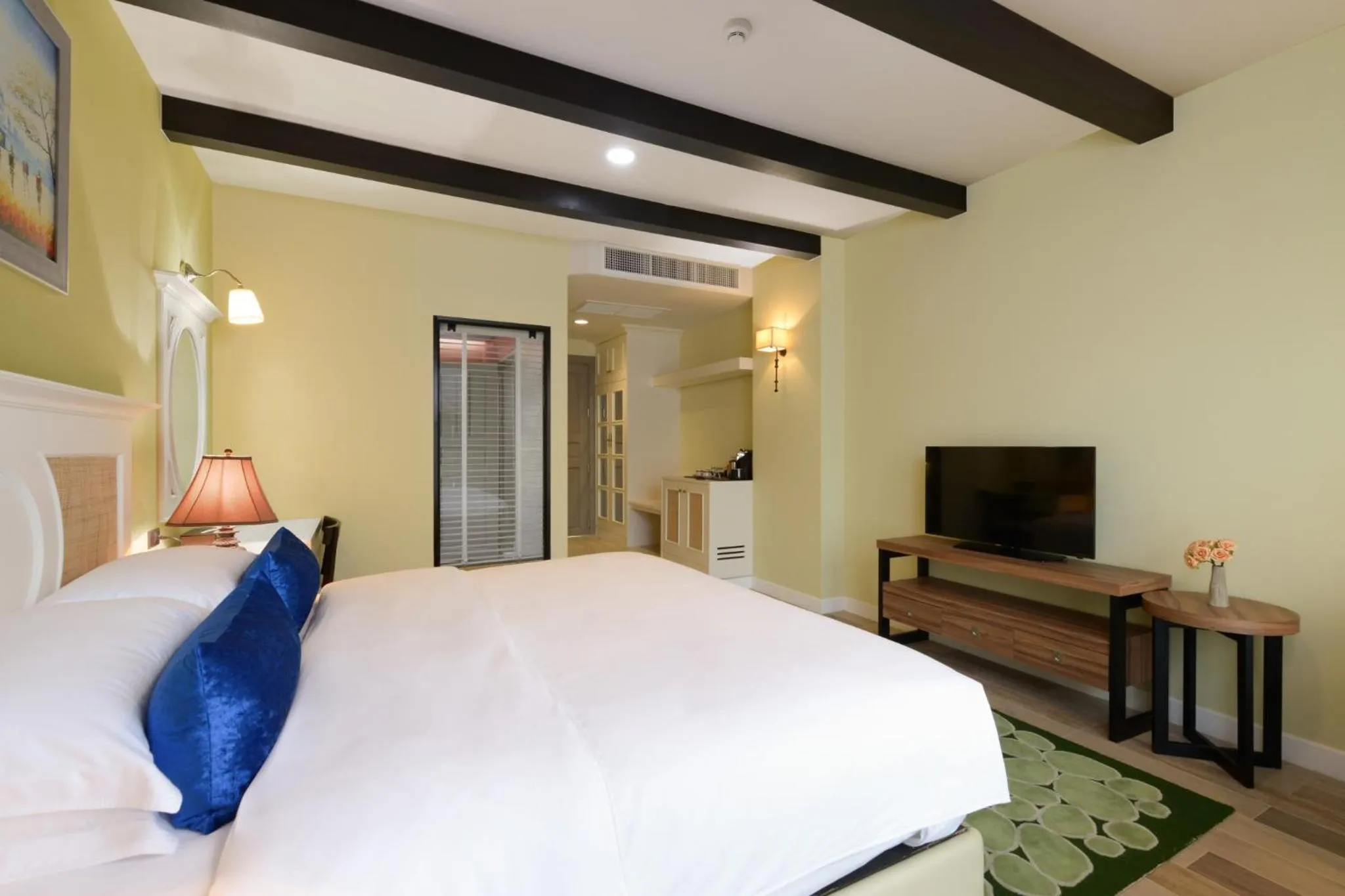 Communal lounge/ TV room, Bed in Le Monte Khao Yai