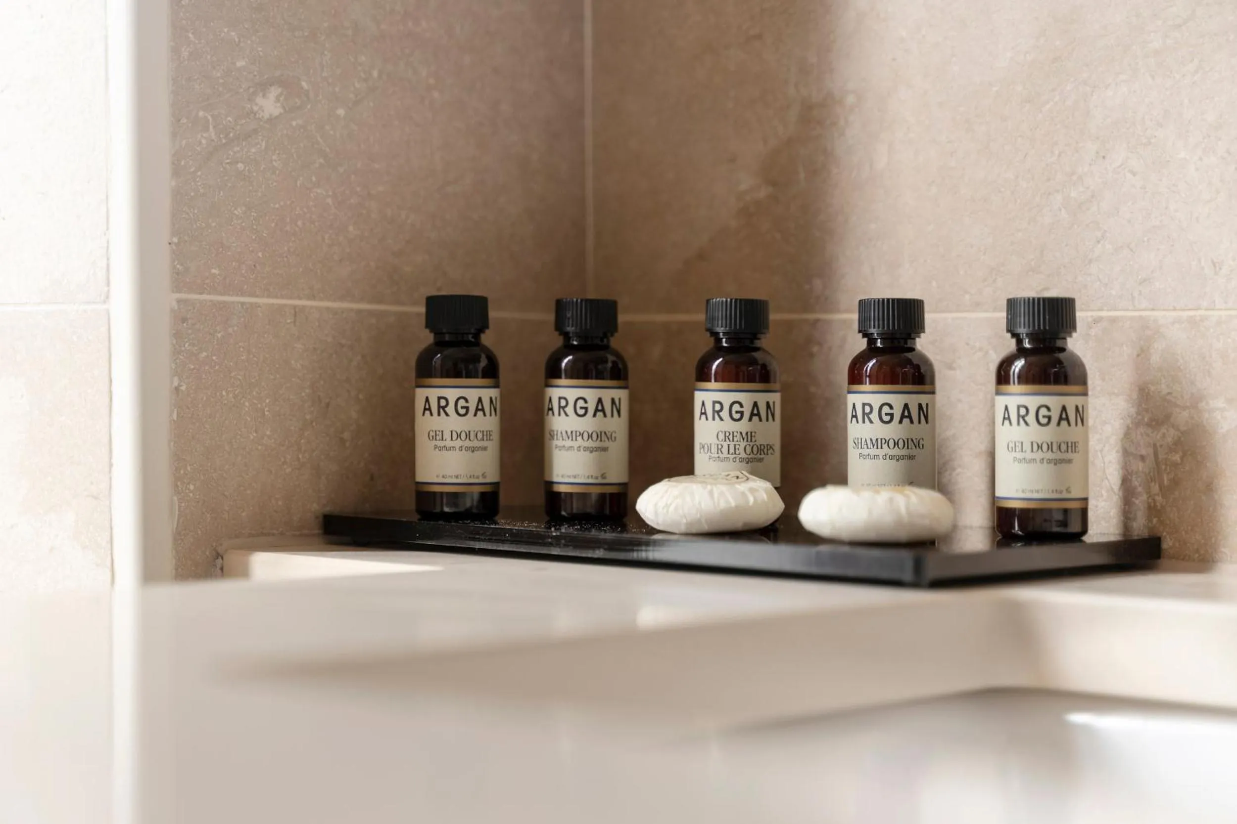 Shower in Hotel Saint-Louis Pigalle