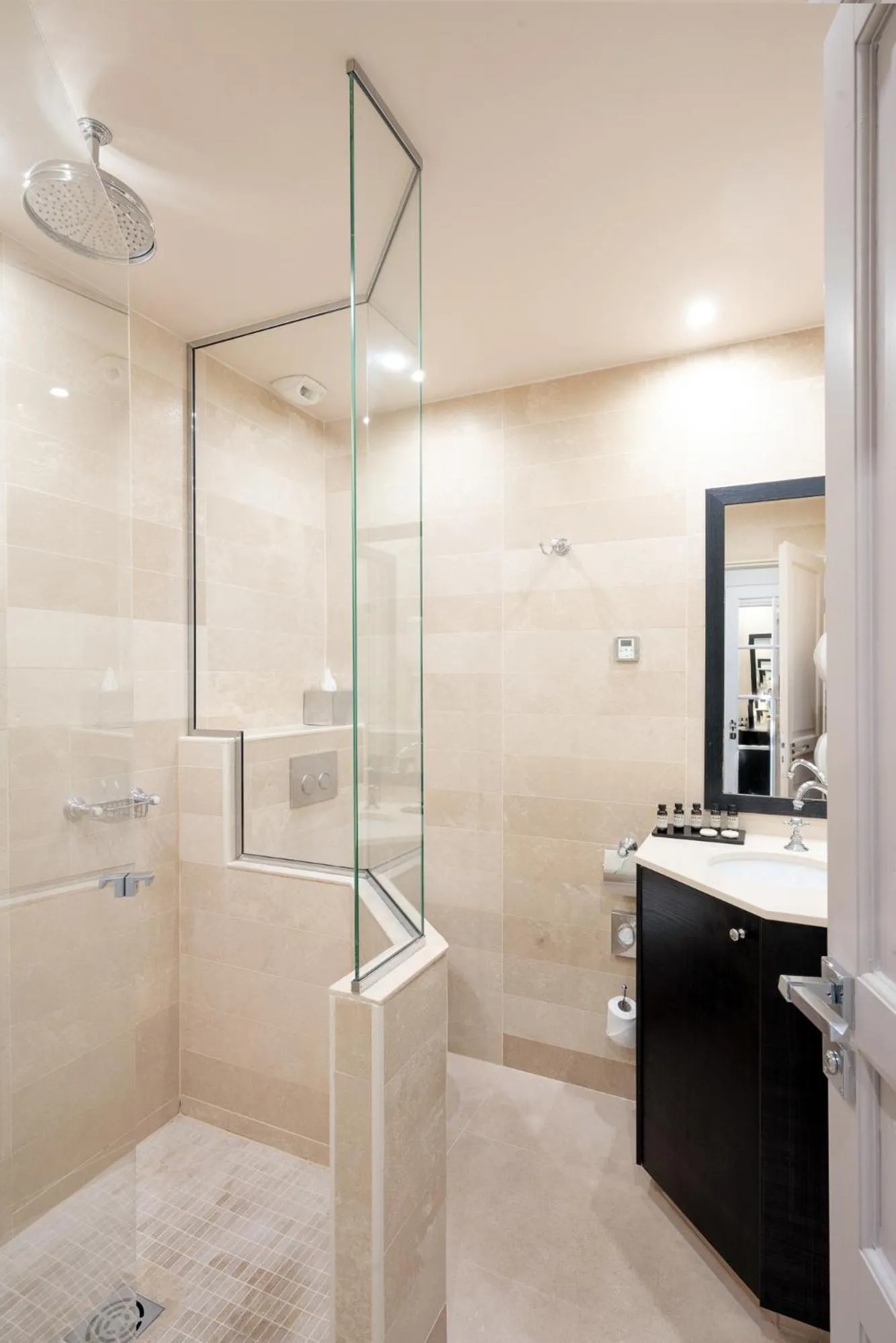 Shower in Hotel Saint-Louis Pigalle
