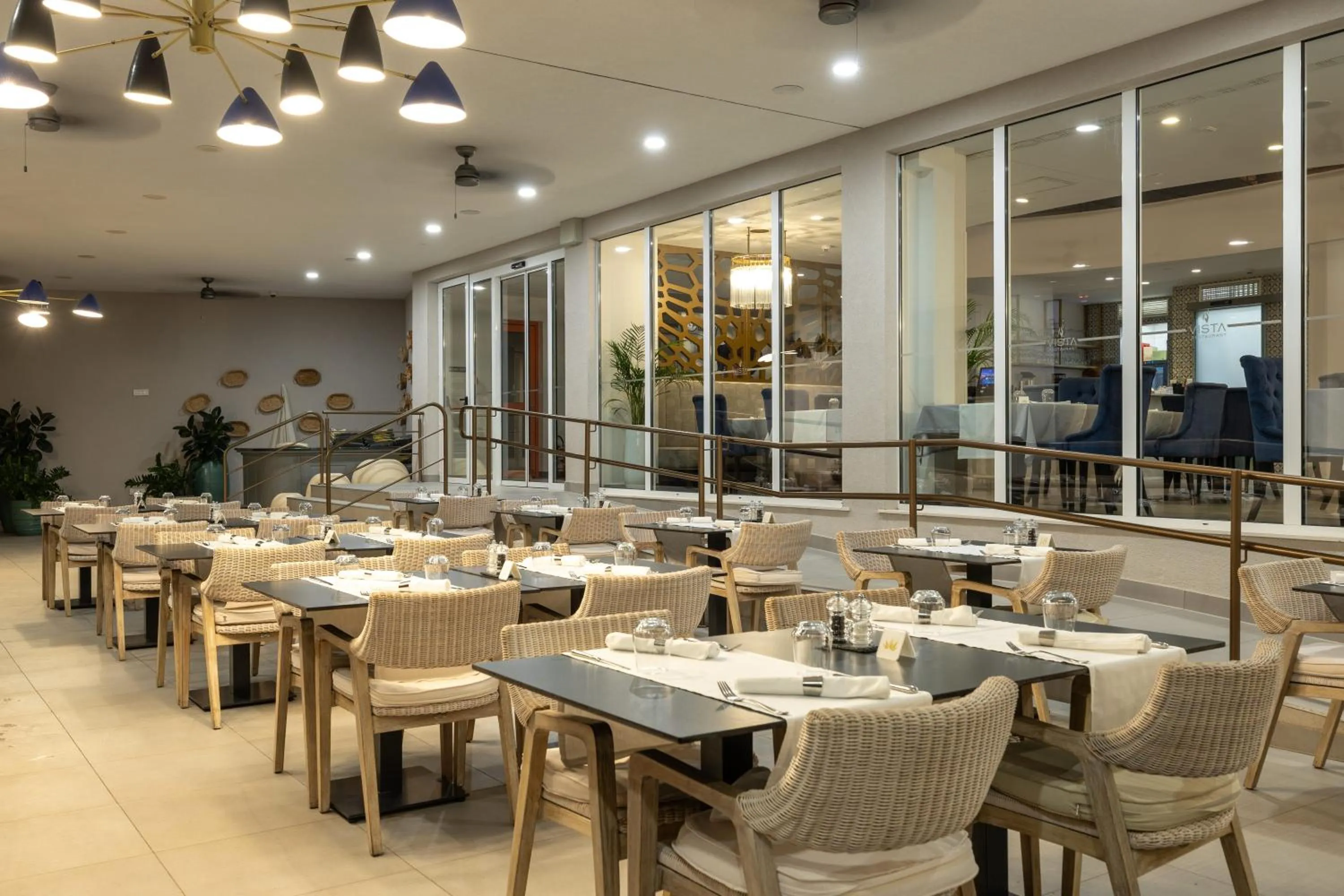 Restaurant/places to eat in Royal Blue Hotel