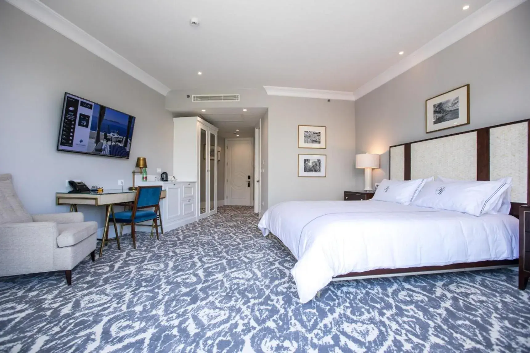 Photo of the whole room, Bed in Royal Blue Hotel Photo of the whole room, Bed in Royal Blue Hotel