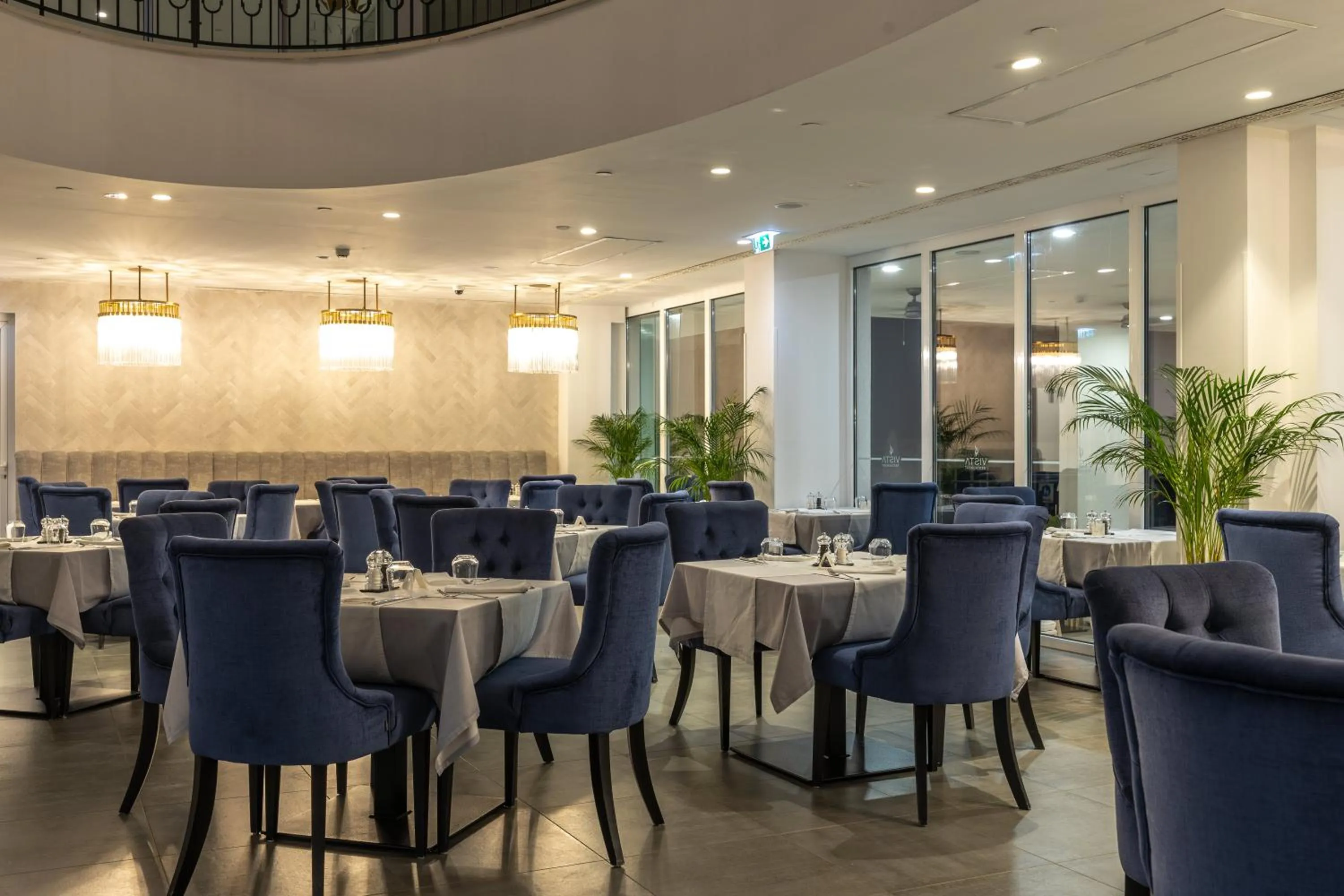 Restaurant/places to eat in Royal Blue Hotel
