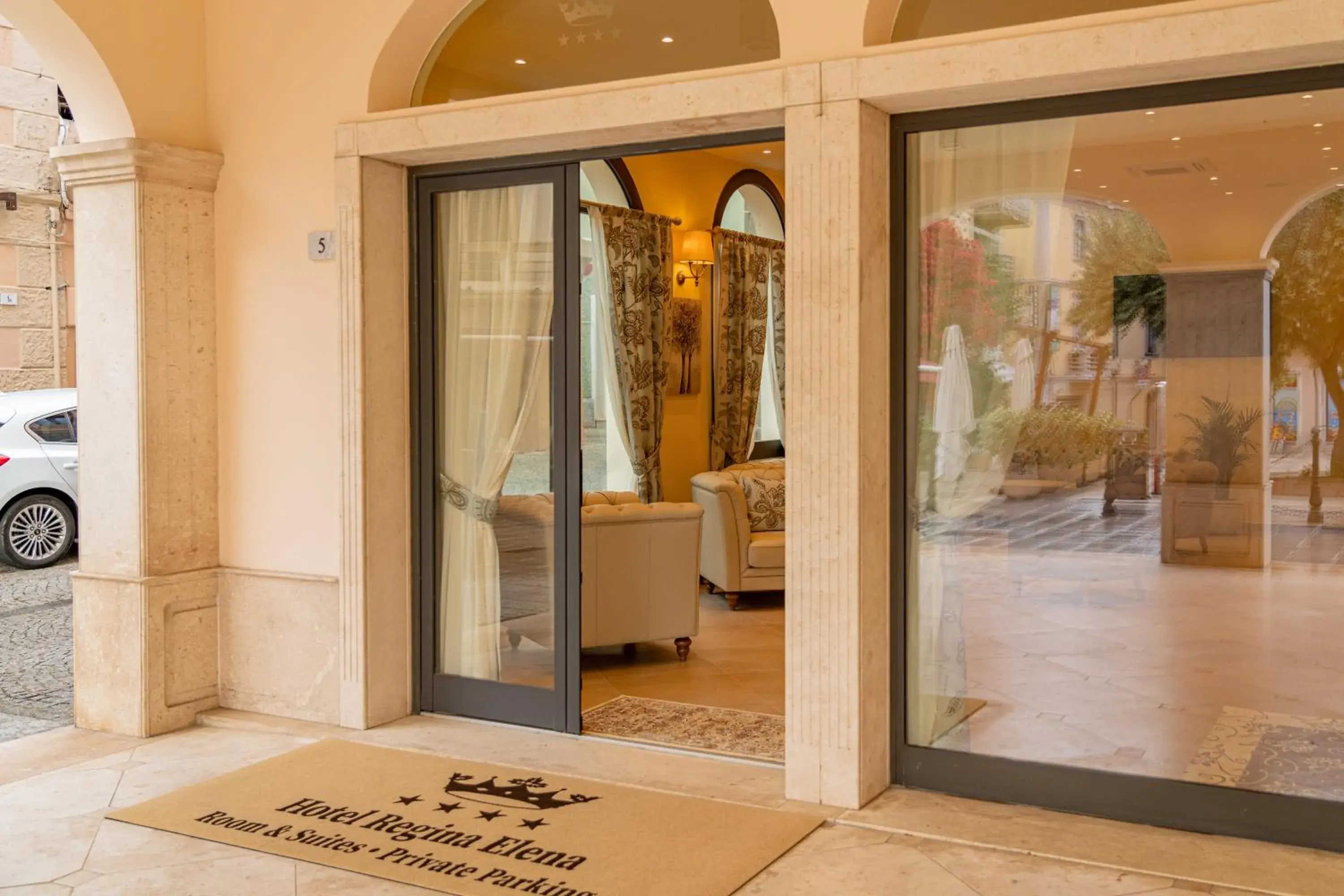 Facade/entrance in Hotel Regina Elena Facade/entrance in Hotel Regina Elena