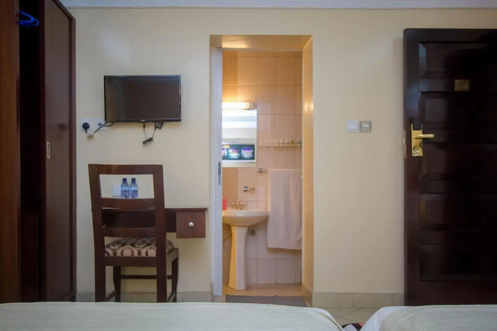 TV and multimedia, Bed in Capital Heights Hotel TV and multimedia, Bed in Capital Heights Hotel