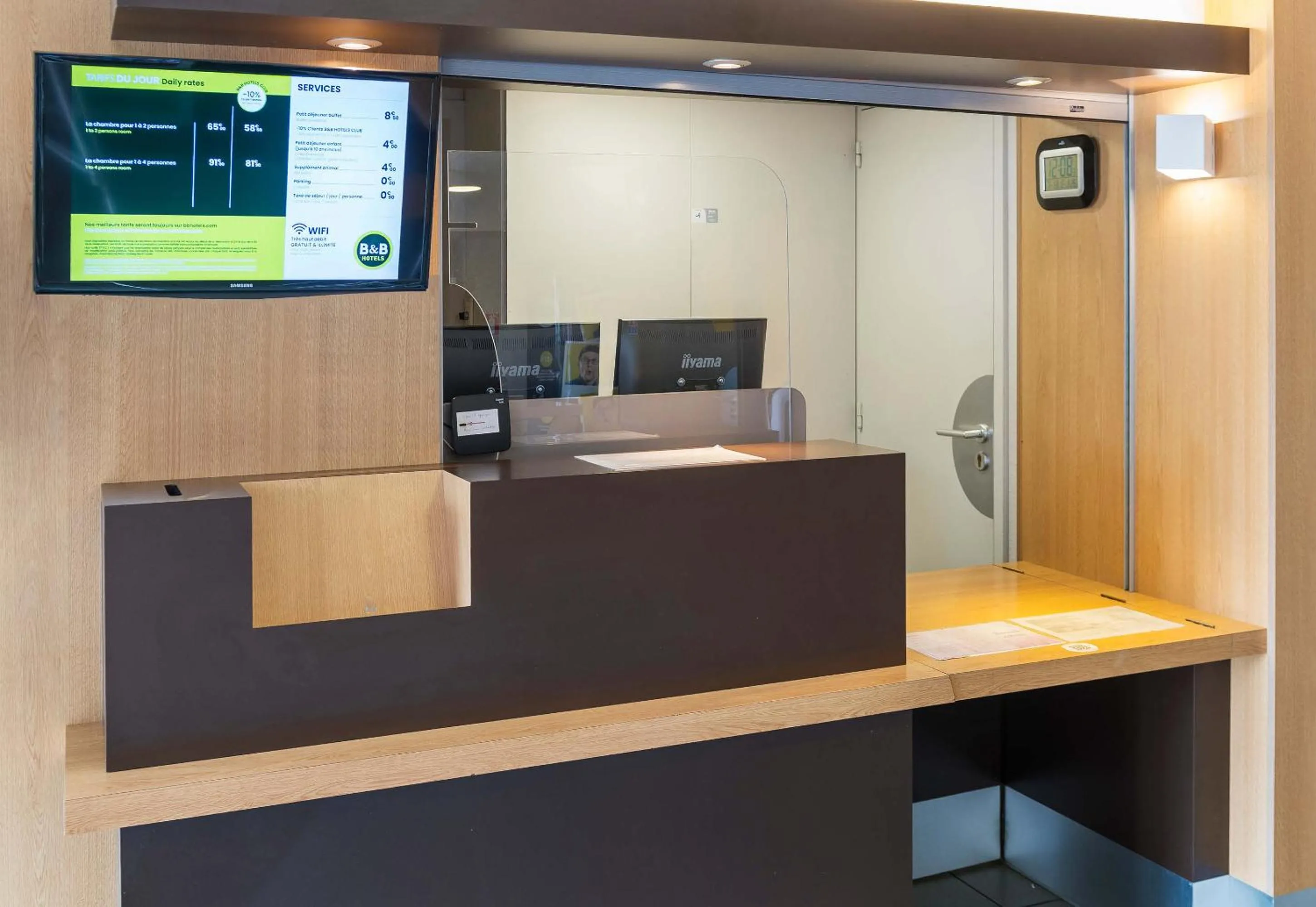 Lobby or reception in B&B HOTEL Angers 1 Beaucouzé