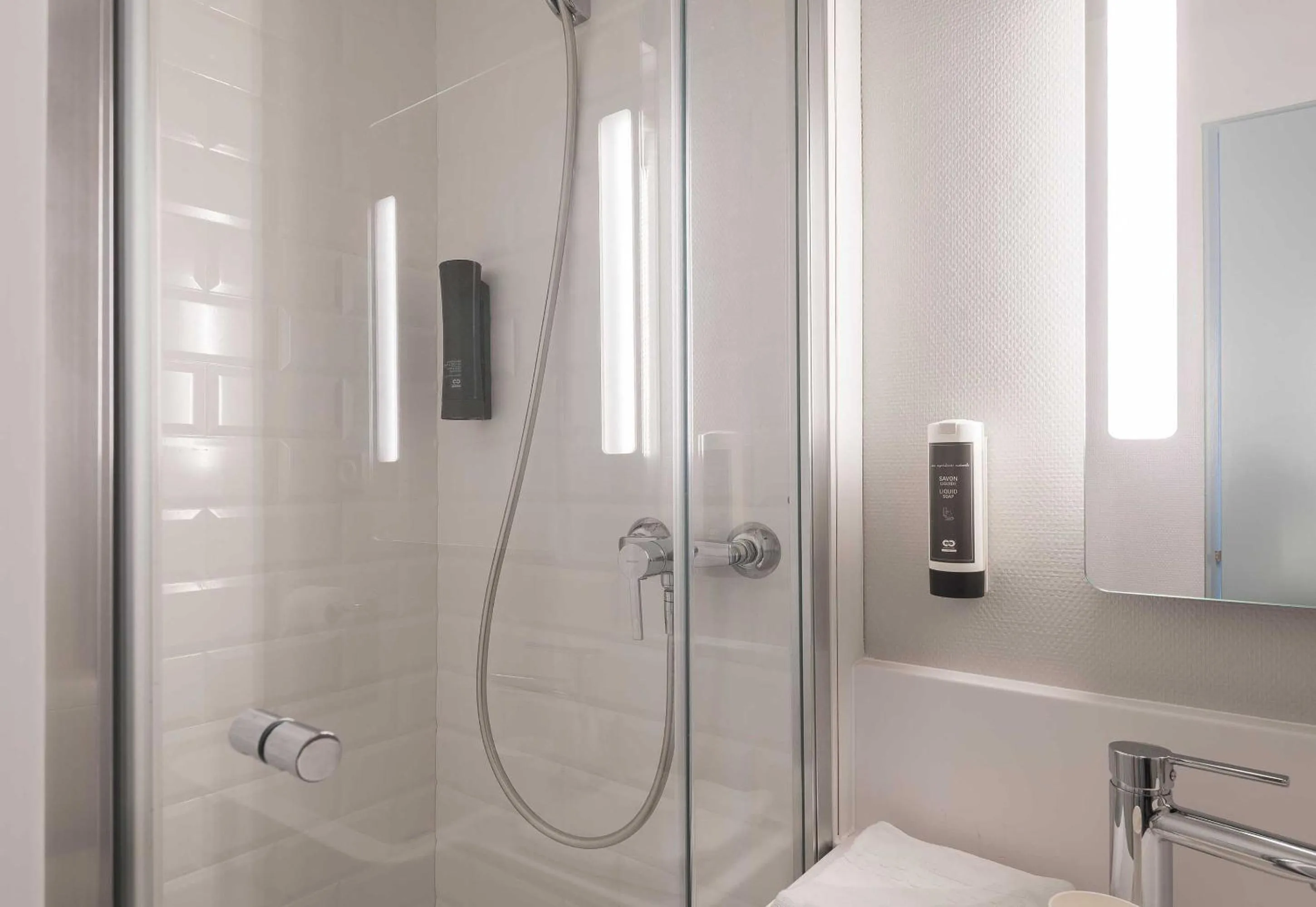 Bathroom in B&B HOTEL Angers 1 Beaucouzé