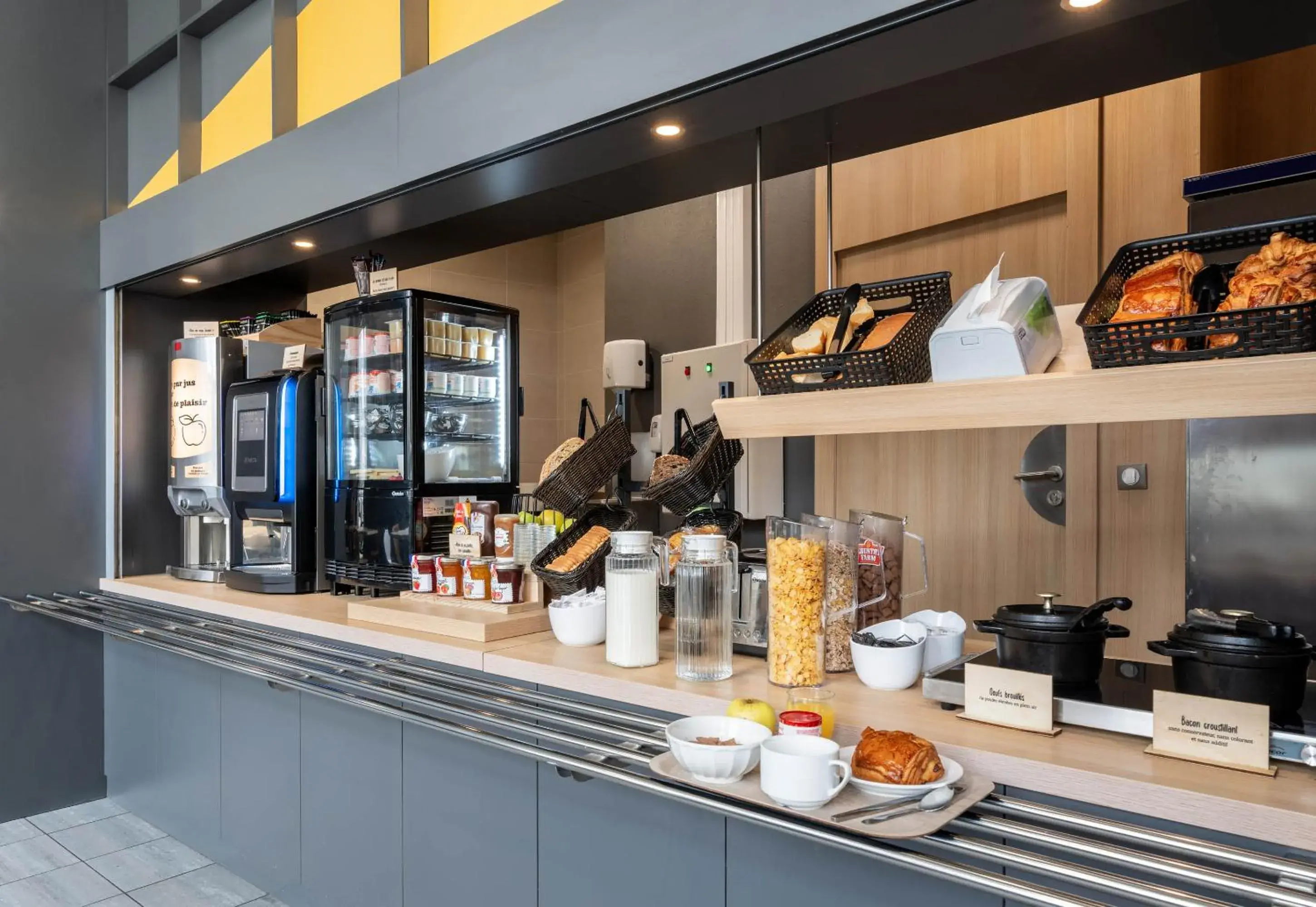 Buffet breakfast in B&B HOTEL Lille Roubaix Campus Gare Buffet breakfast in B&B HOTEL Lille Roubaix Campus Gare