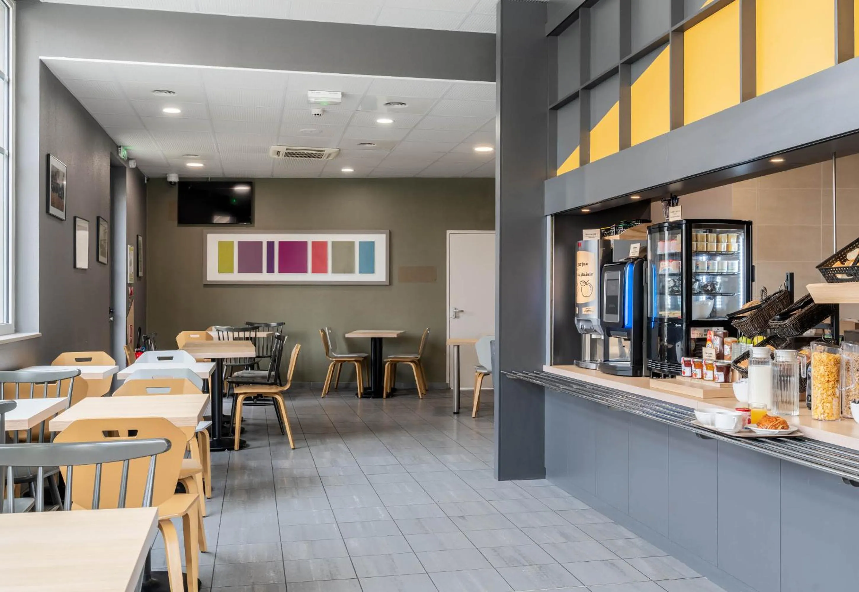 Restaurant/places to eat in B&B HOTEL Lille Roubaix Campus Gare