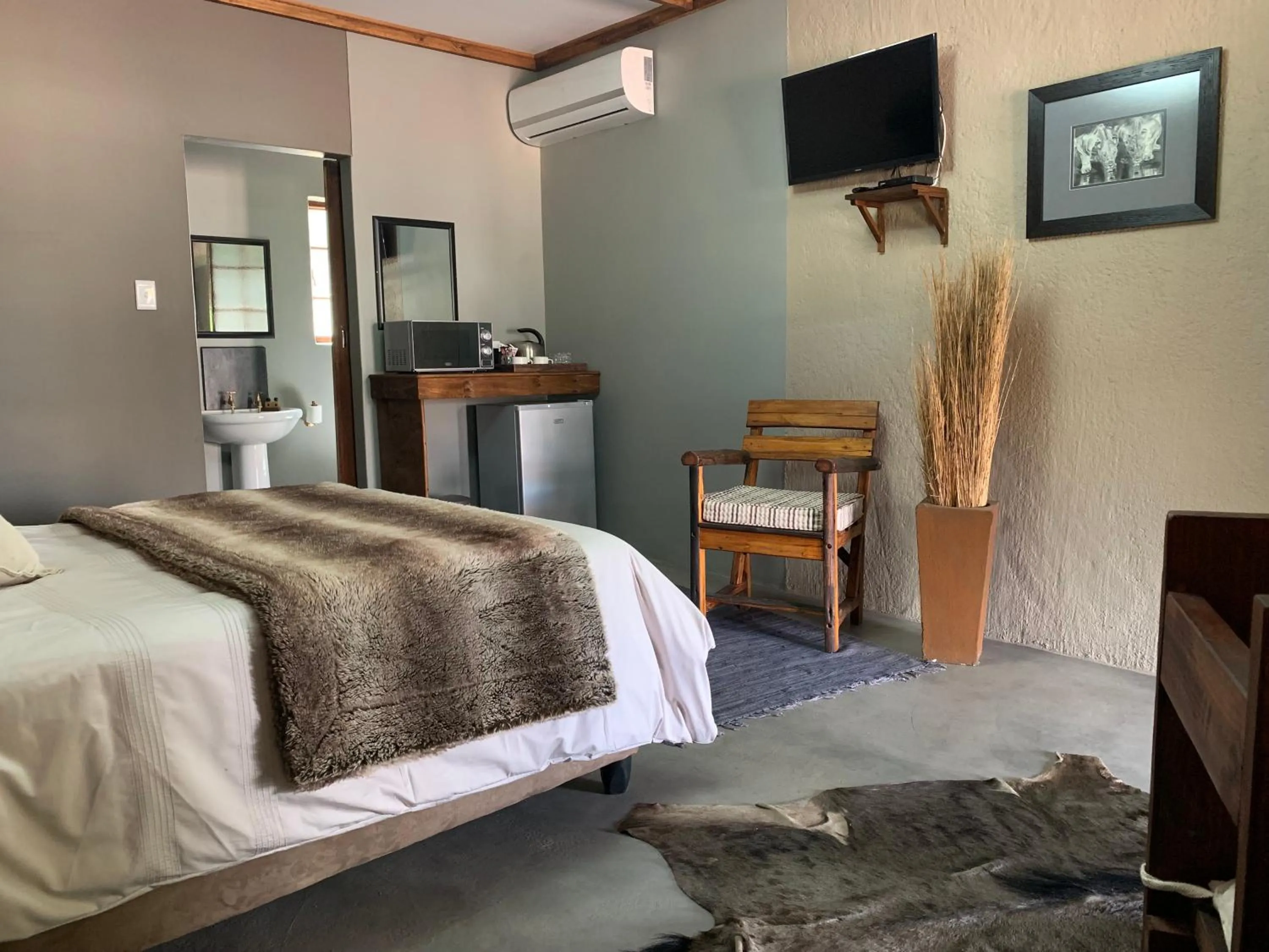 Bedroom, Bed in Country Lodge