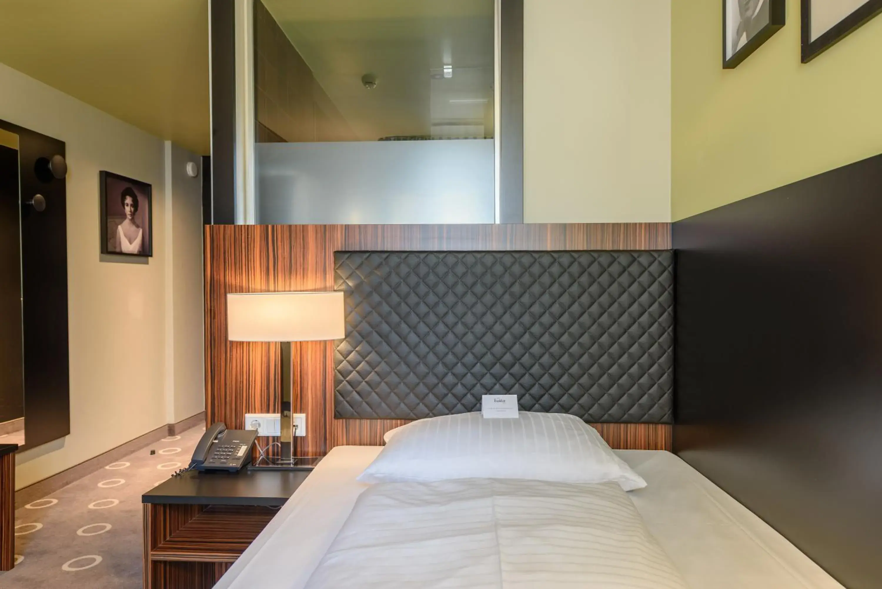 Photo of the whole room, Bed in The Frankfurt Photo of the whole room, Bed in The Frankfurt