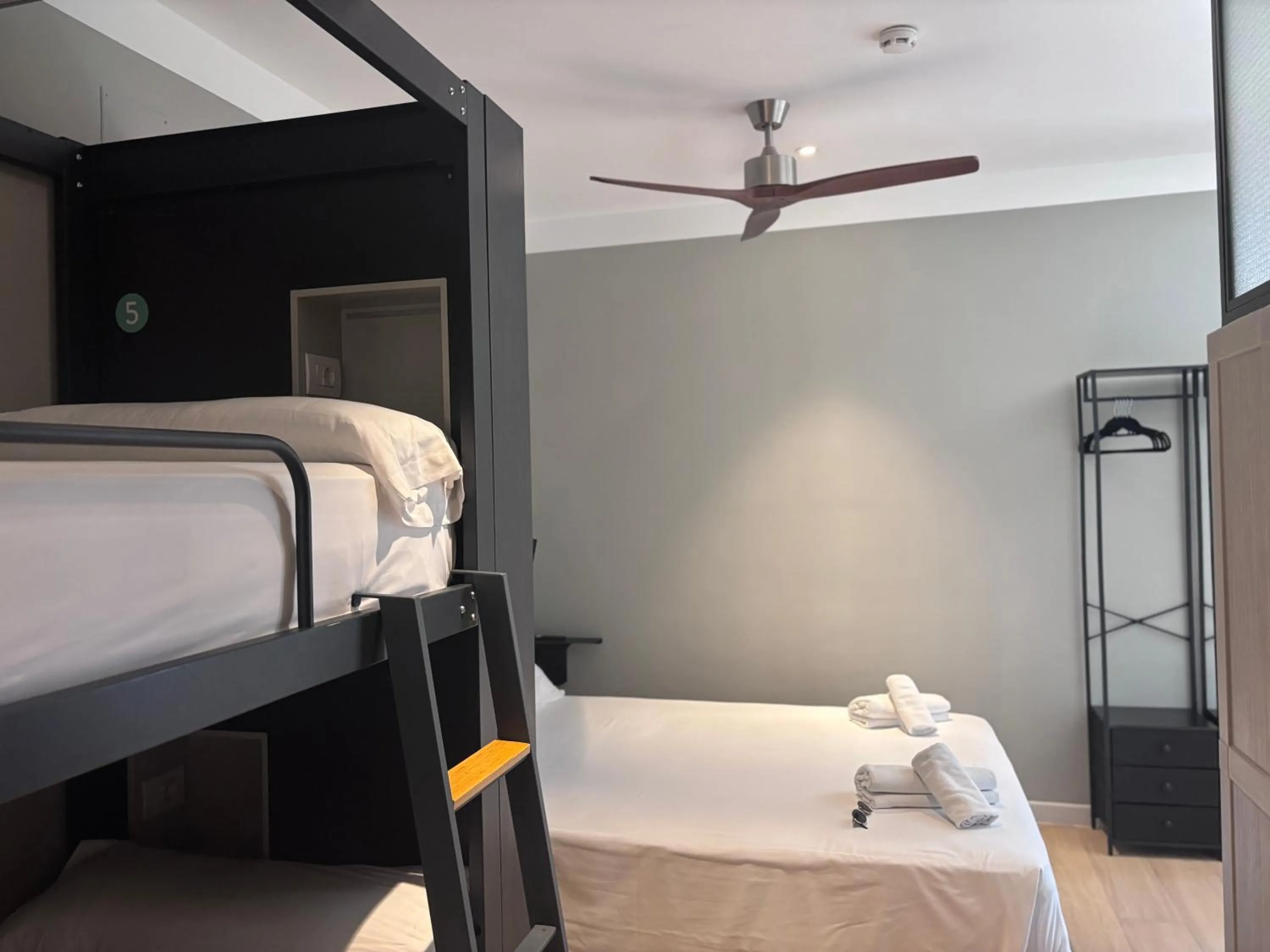 Photo of the whole room, Bed in H Complutum