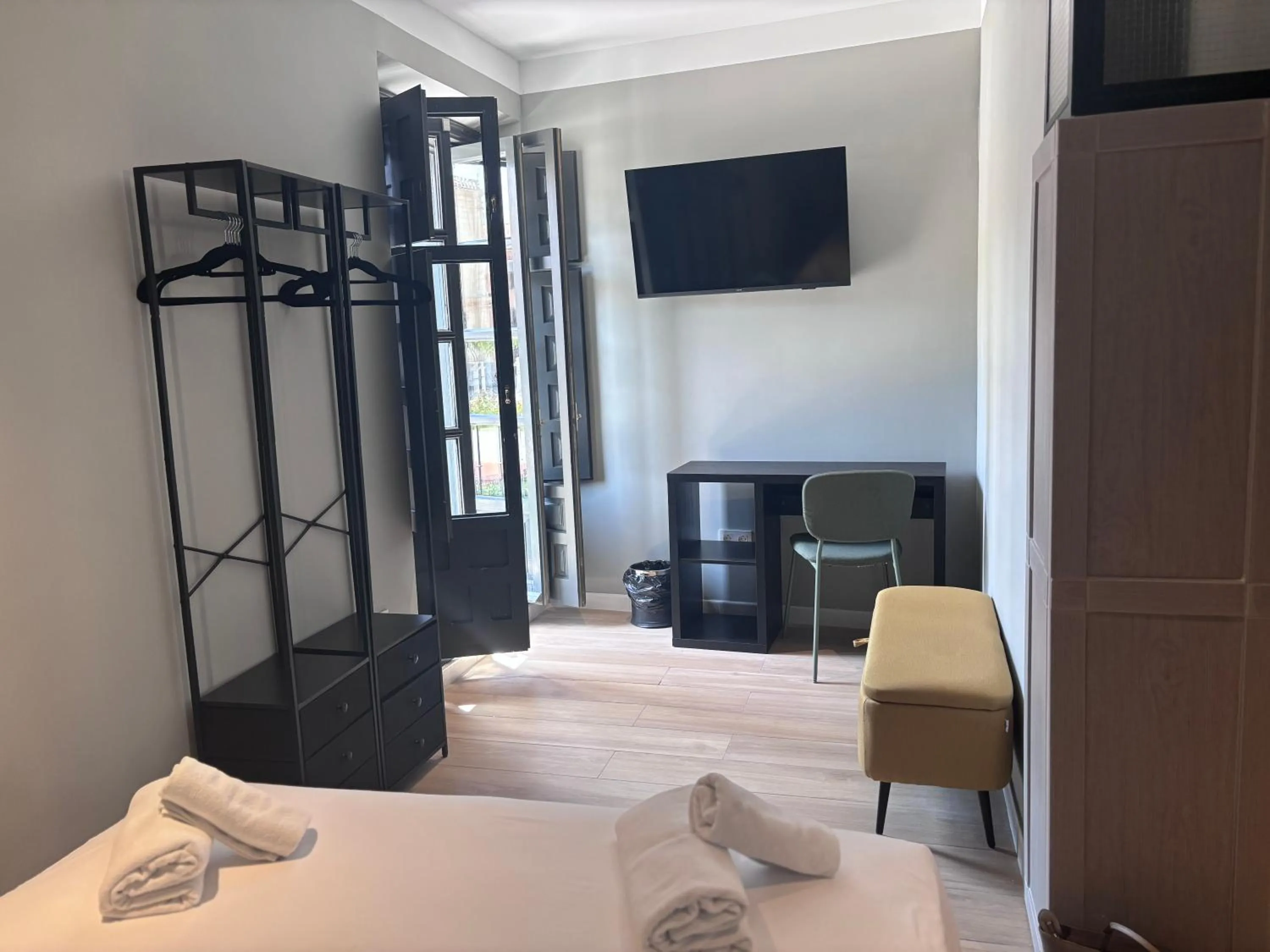 Photo of the whole room, Bed in H Complutum