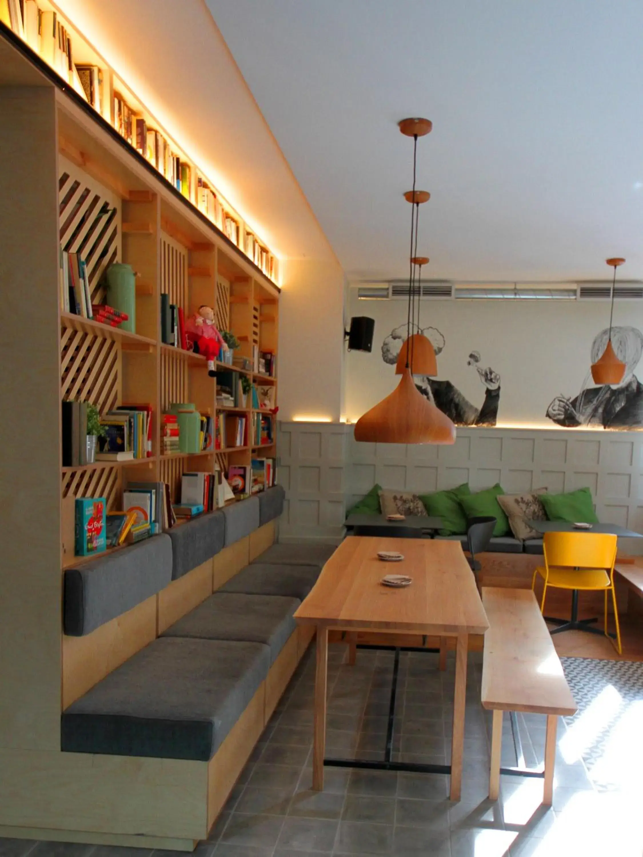 Restaurant/places to eat in H Complutum Restaurant/places to eat in H Complutum