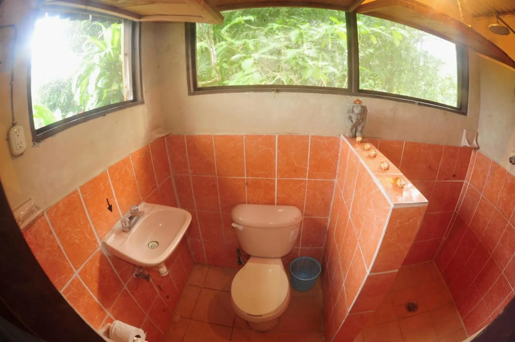 Bathroom in Ecobiosfera