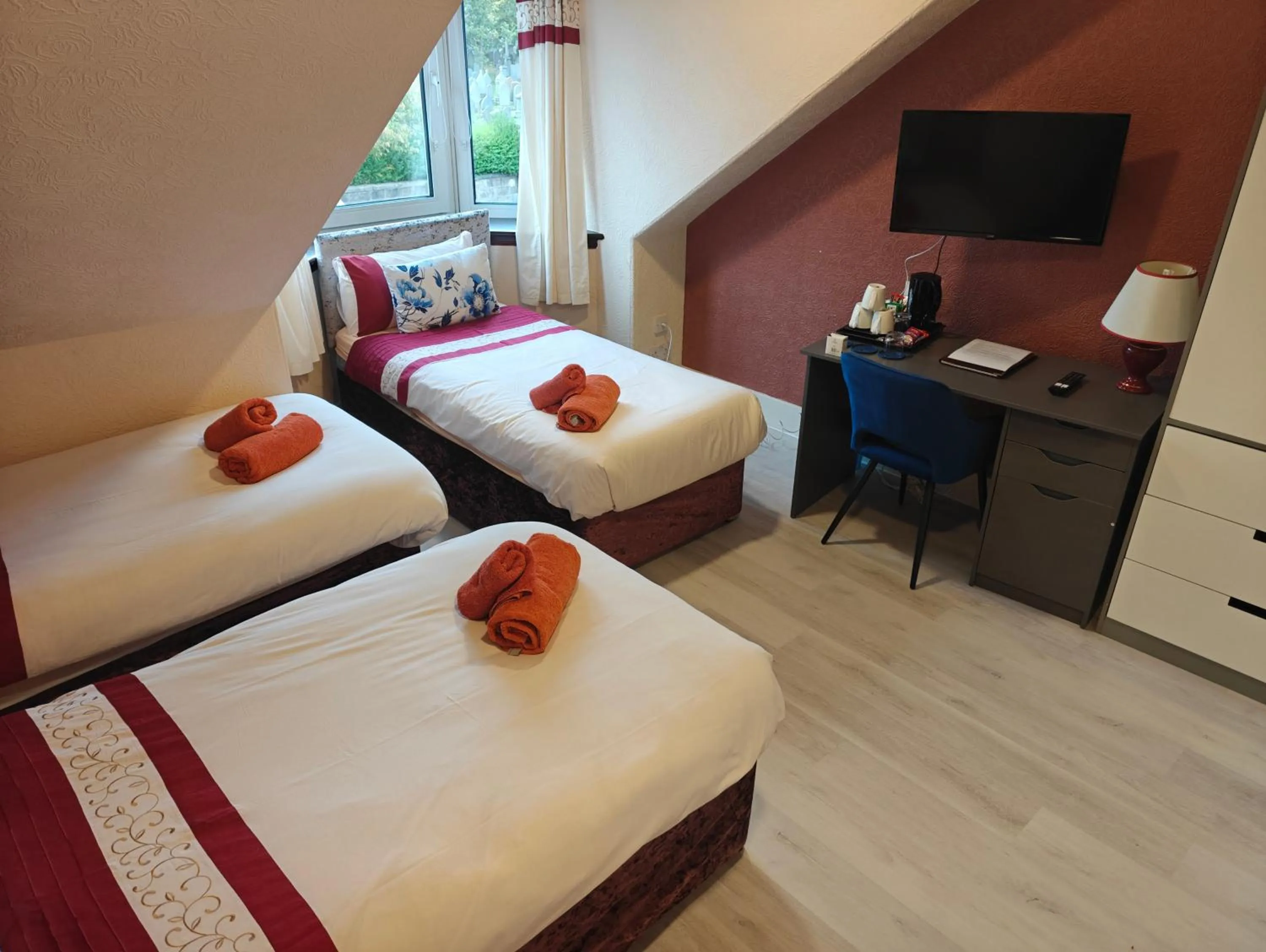 Photo of the whole room, Bed in The Jays Guest House