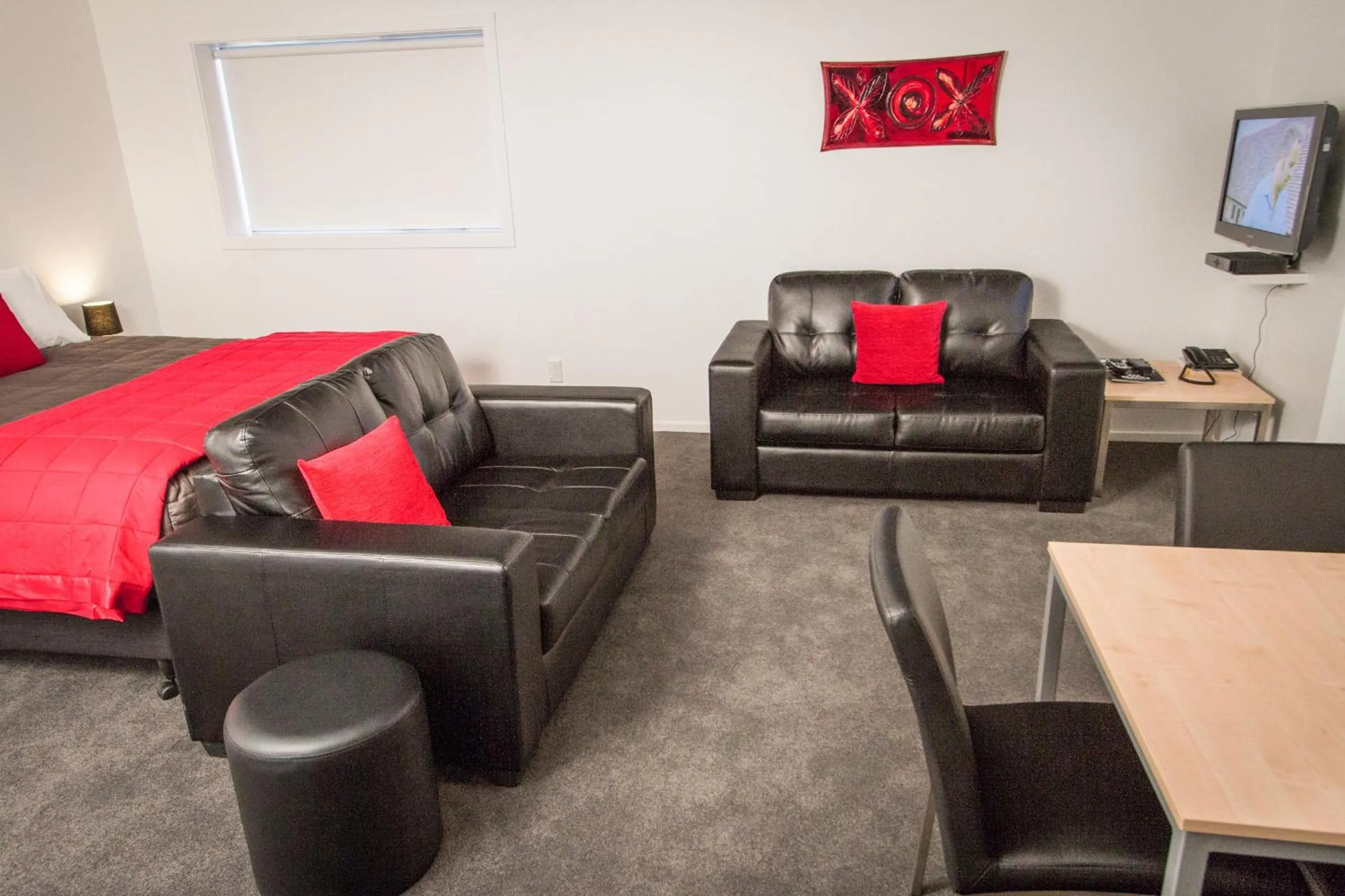 Photo of the whole room in 538 Great King Motel