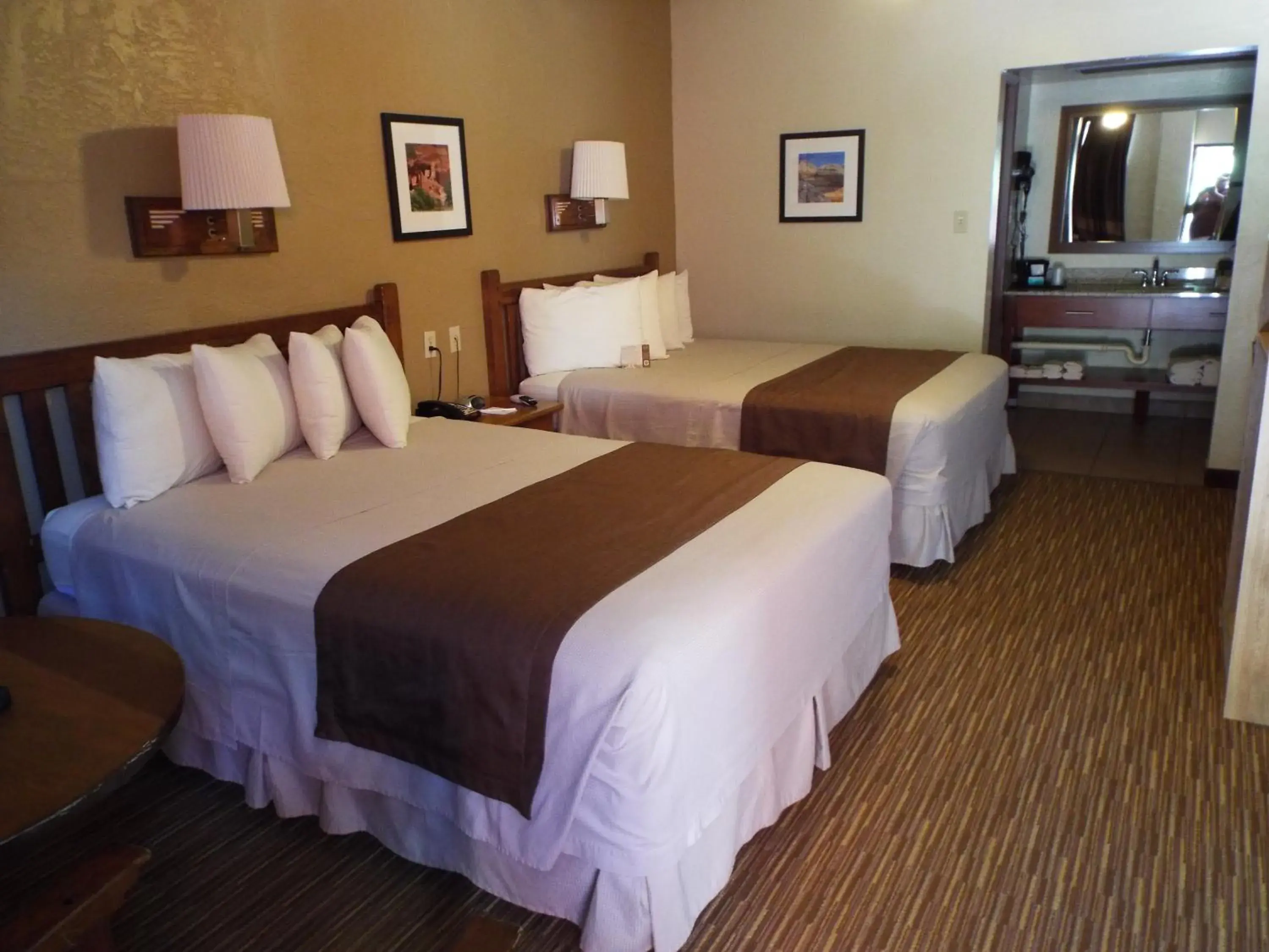 Photo of the whole room, Bed in Thunderbird Lodge Photo of the whole room, Bed in Thunderbird Lodge