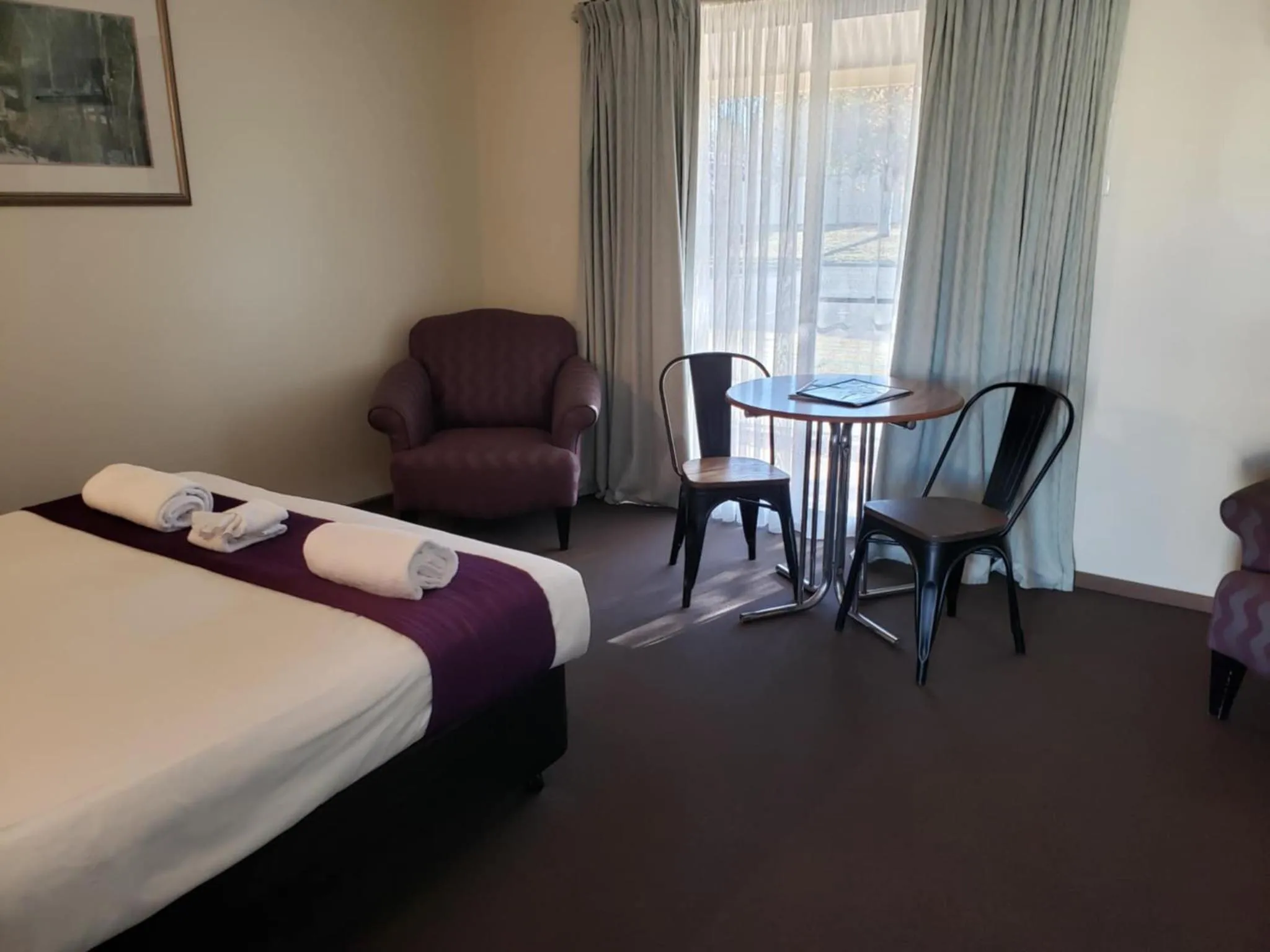 Living room, Bed in Balranald Motor Inn