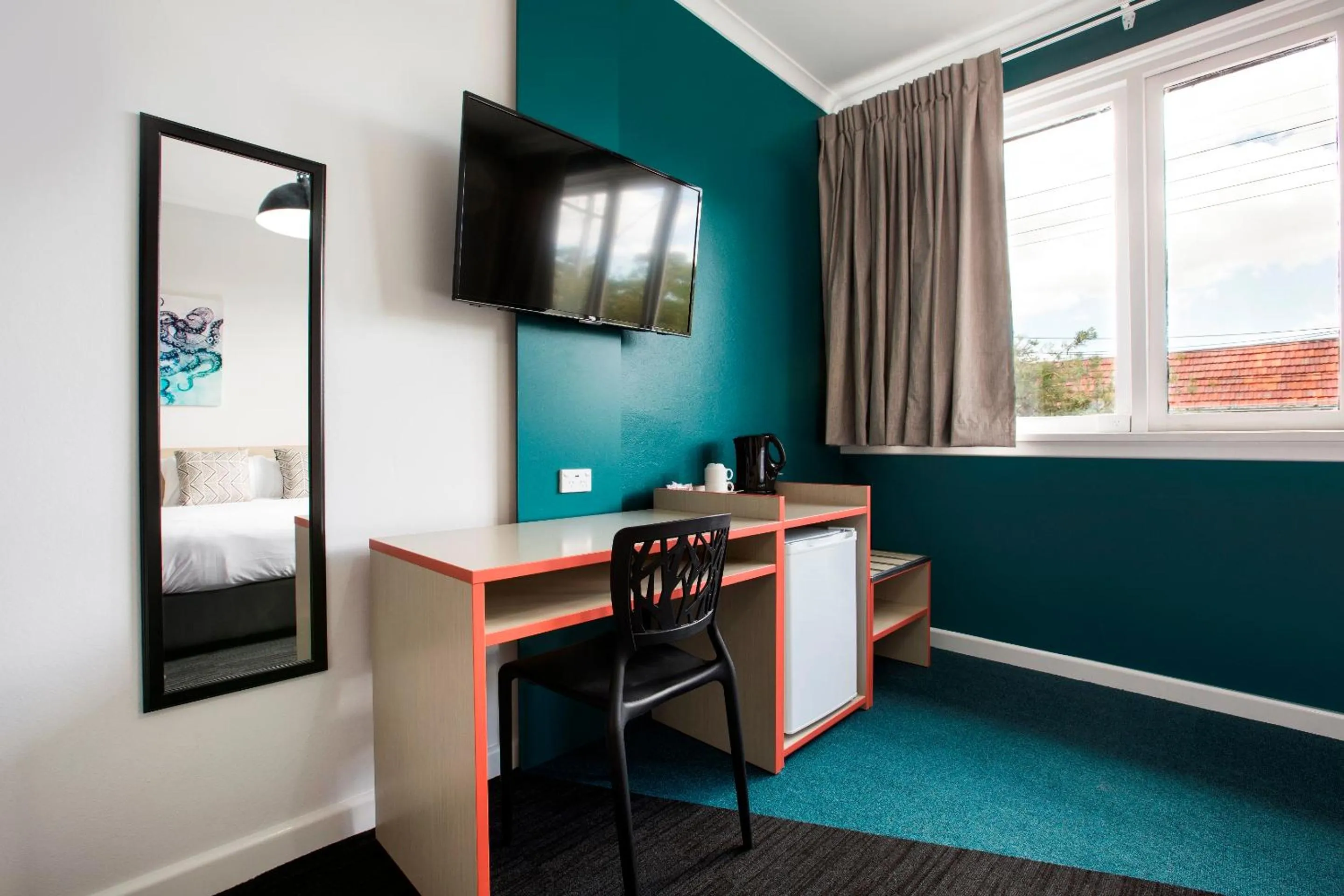 Photo of the whole room, Bed in Greenacre Hotel