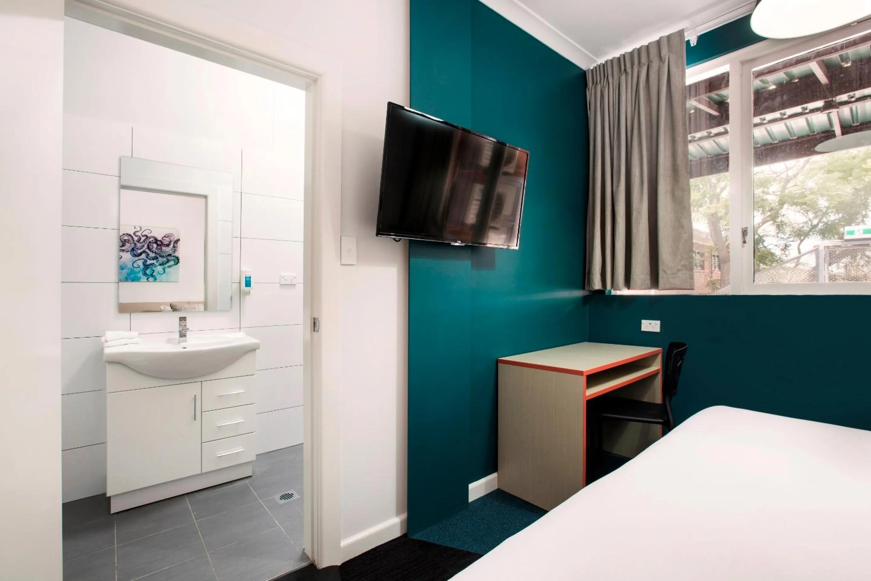 Photo of the whole room, Bed in Greenacre Hotel