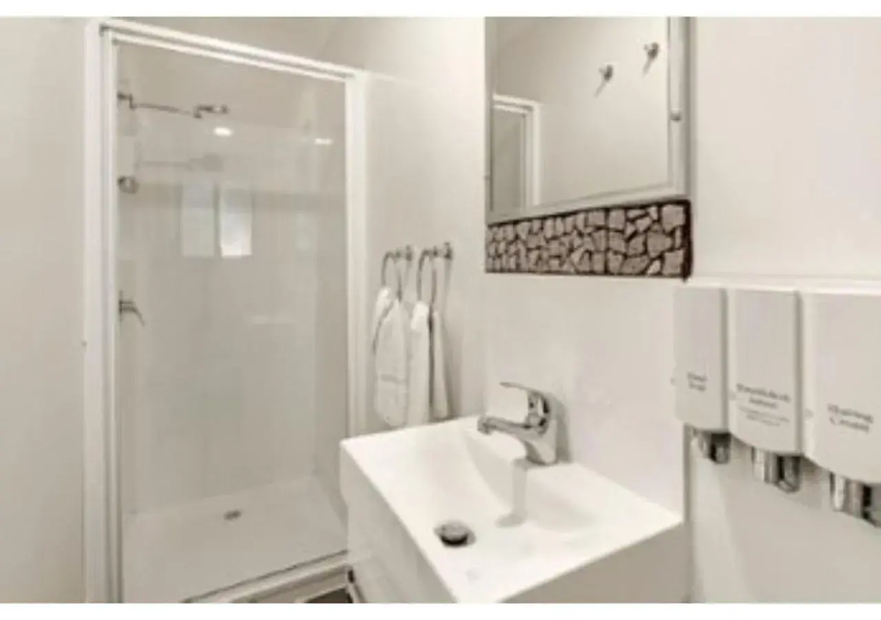 Economy 1 Bedroom - Sleeps 4 in Discovery Parks - Emerald Beach Economy 1 Bedroom - Sleeps 4 in Discovery Parks - Emerald Beach