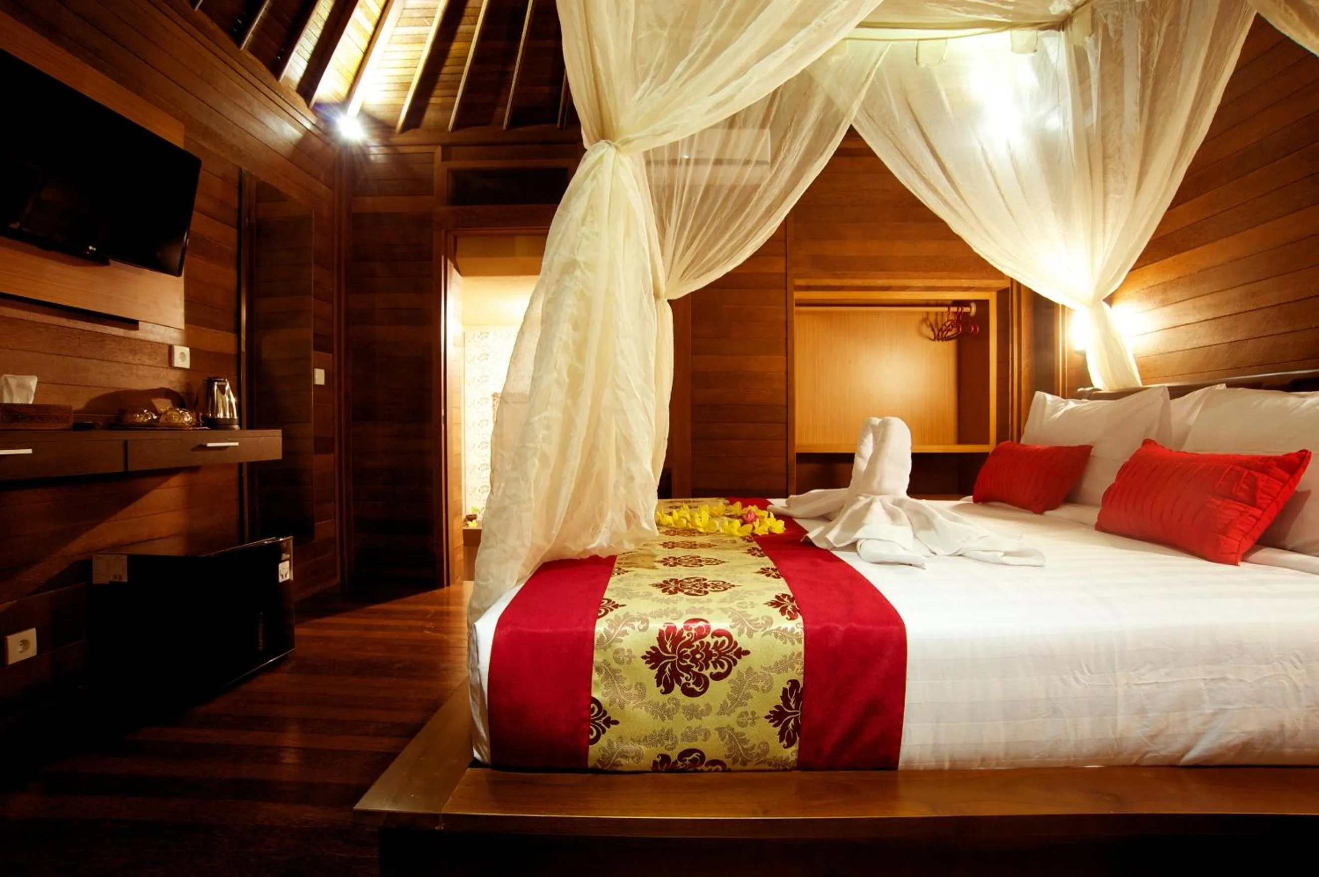 Photo of the whole room, Bed in Saka Village Resort Ubud