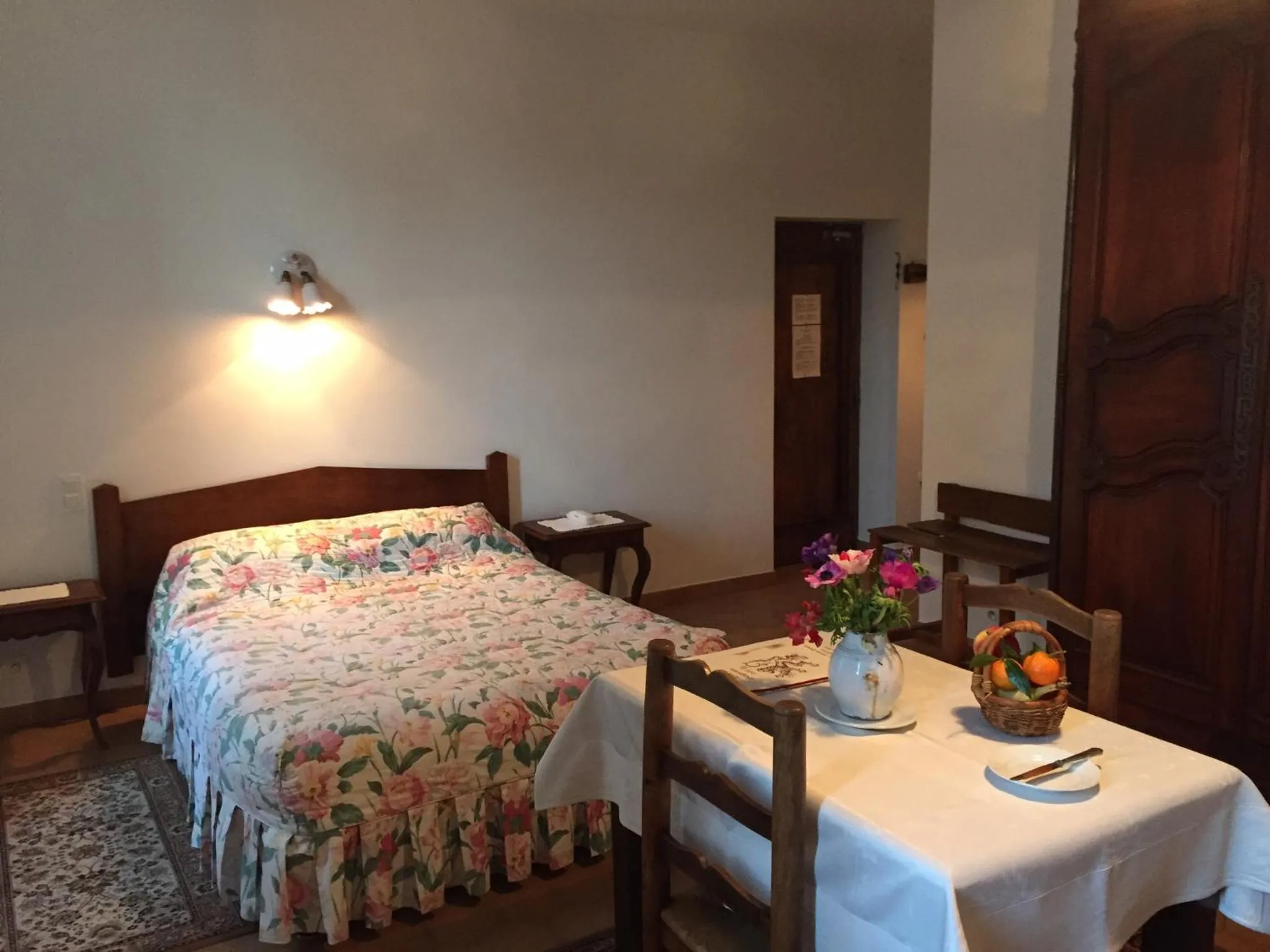 Photo of the whole room, Bed in Auberge des Seigneurs