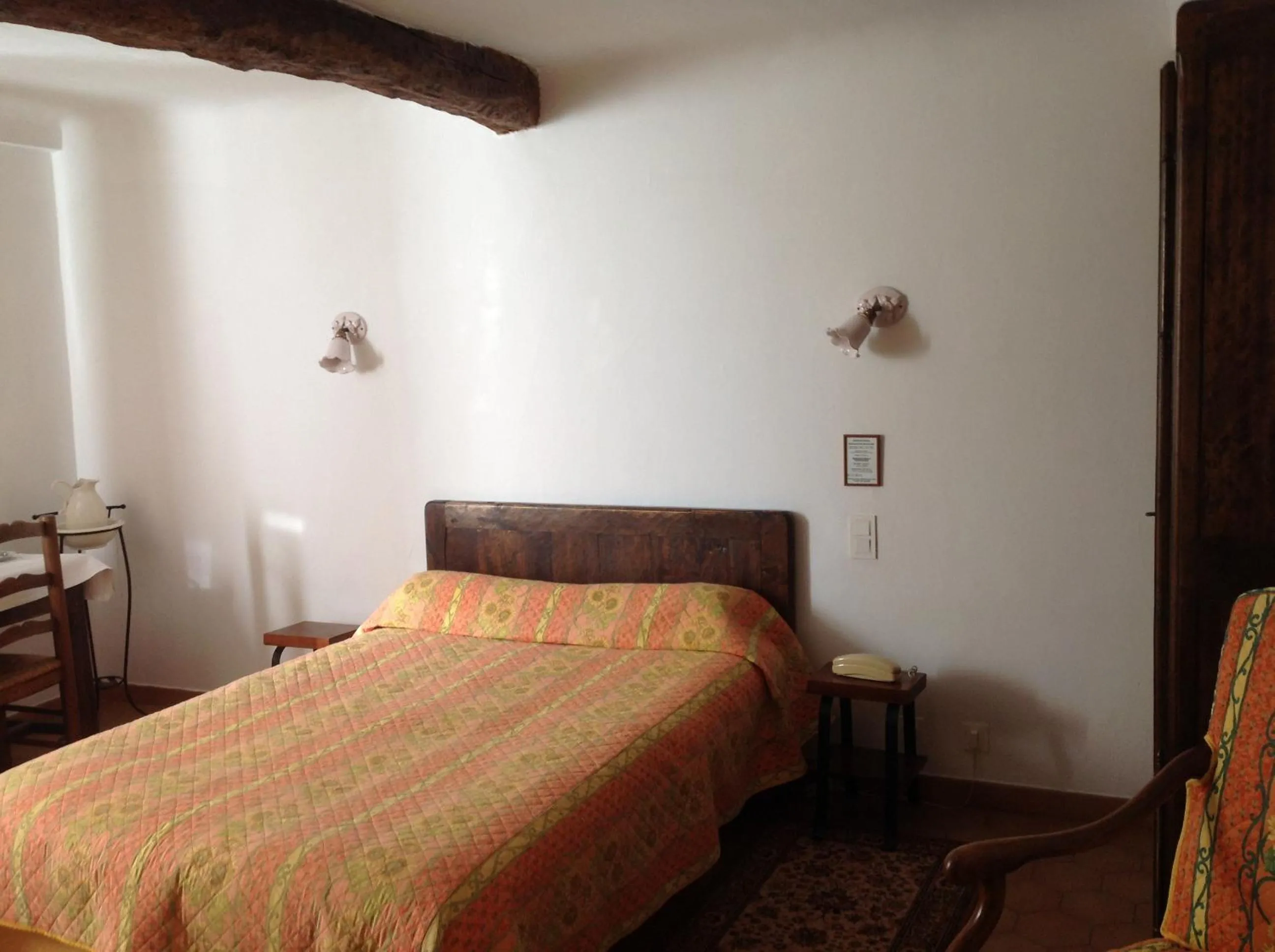 Photo of the whole room, Bed in Auberge des Seigneurs